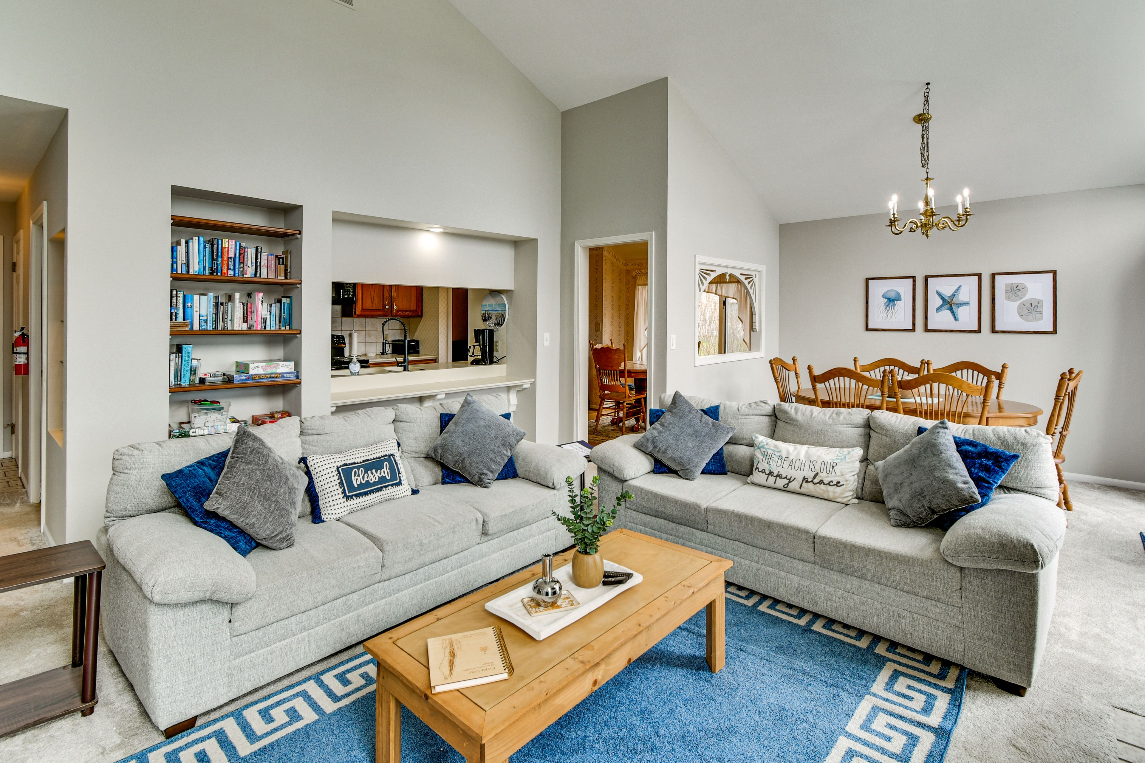 Living Area | Smart TV | Fireplace | Board Games