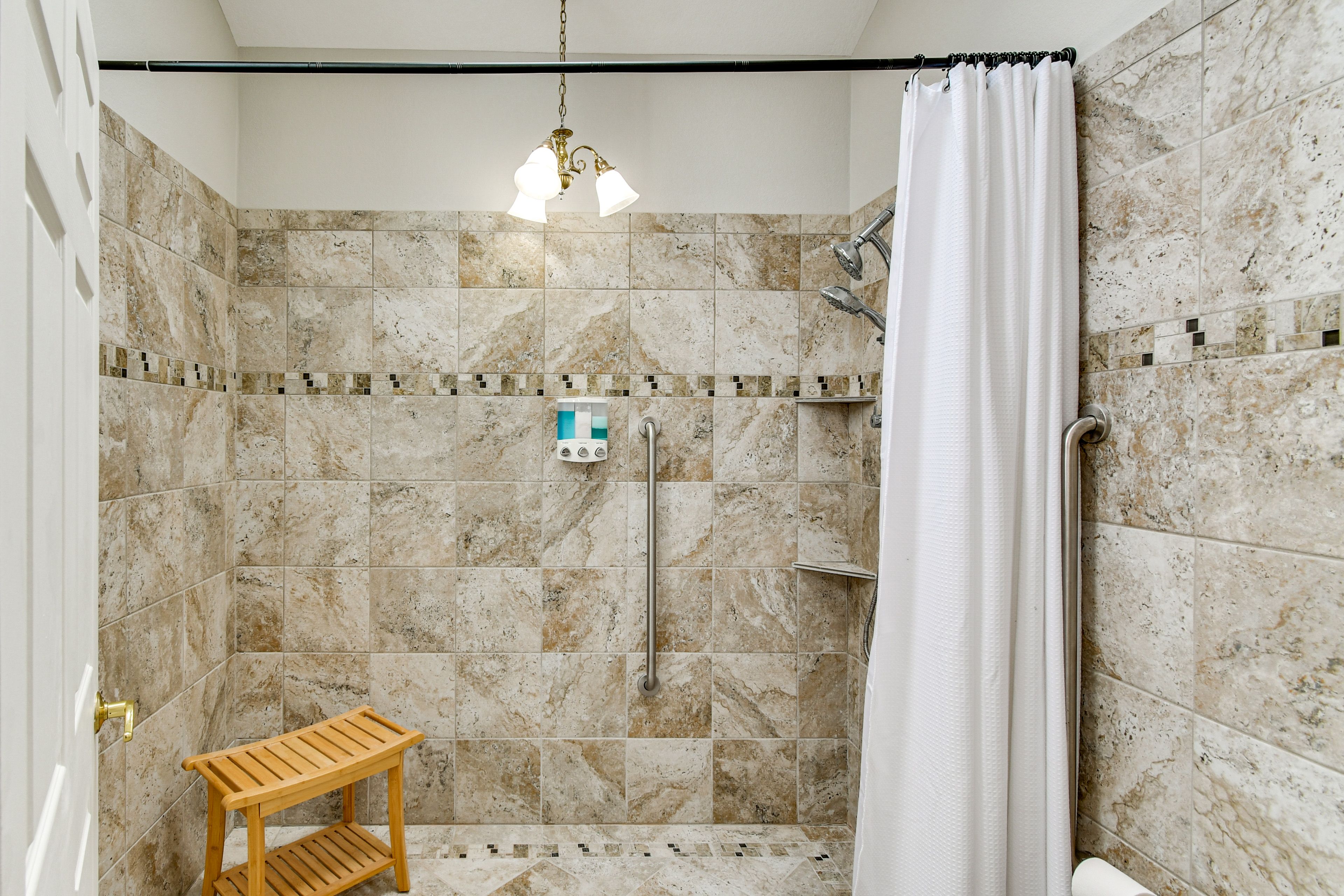 Full Bathroom | Towels Provided