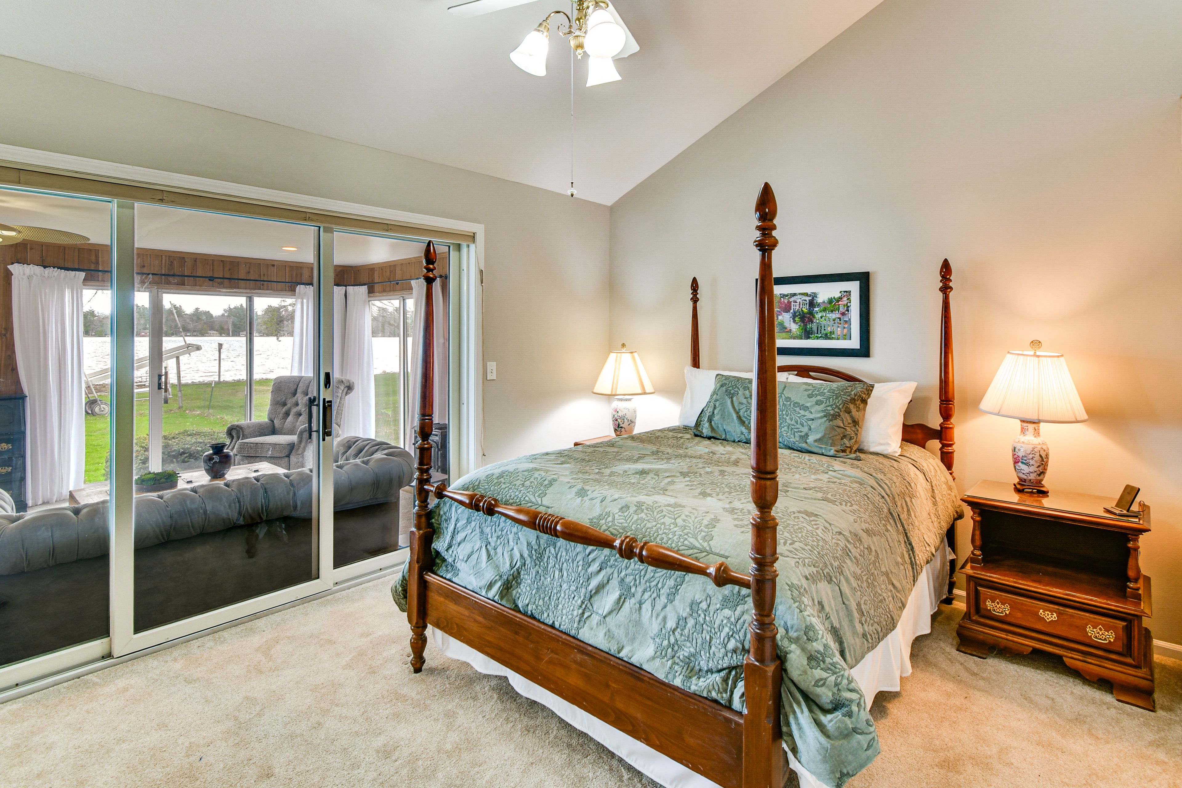 Bedroom 1 | Queen Bed