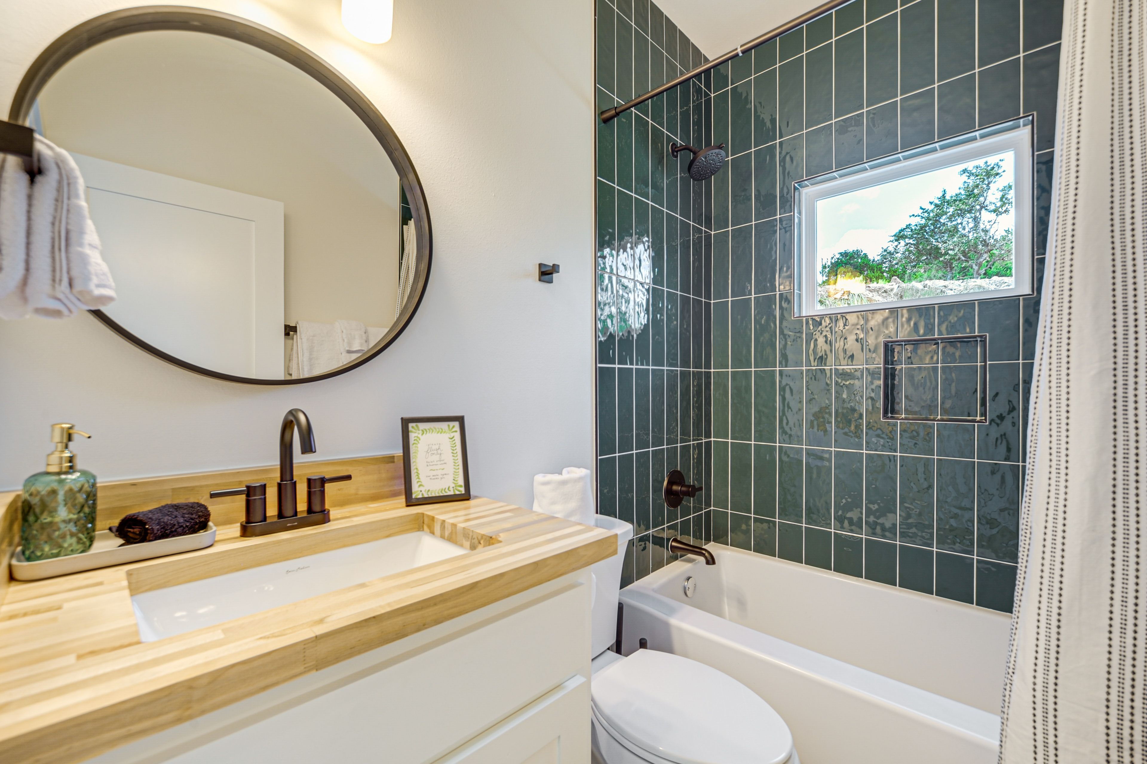 Full Bathroom | 1st Floor | Towels Provided