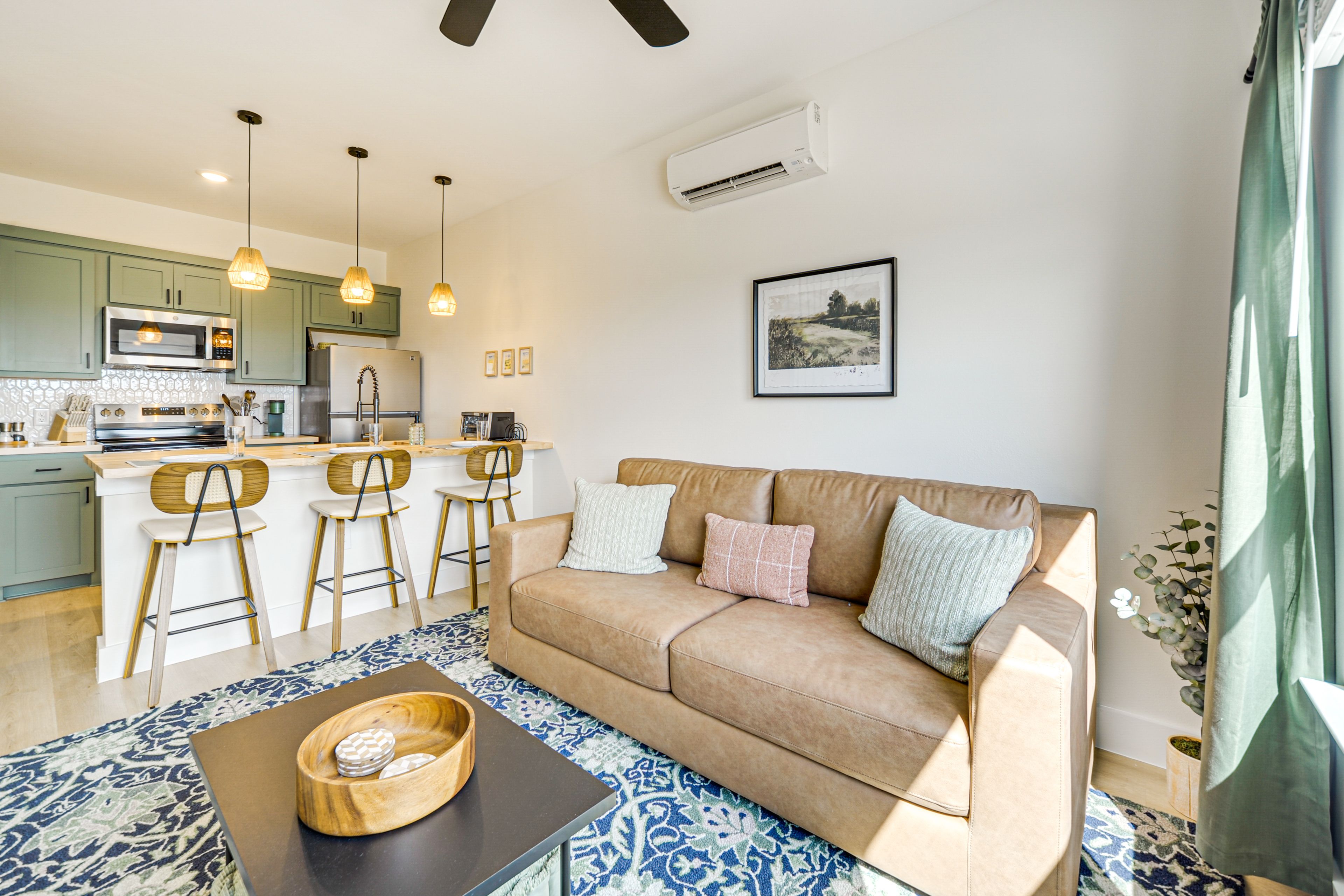 Living Room | 1st Floor | Queen Sleeper Sofa | Smart TV | Free WiFi