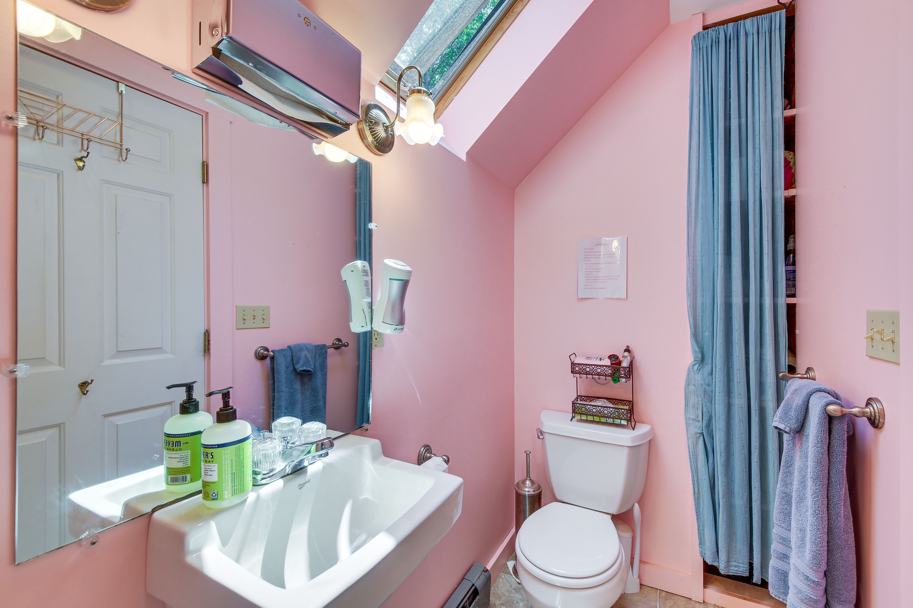 Full Bathroom | Complimentary Toiletries | Towels Provided | 2nd Floor