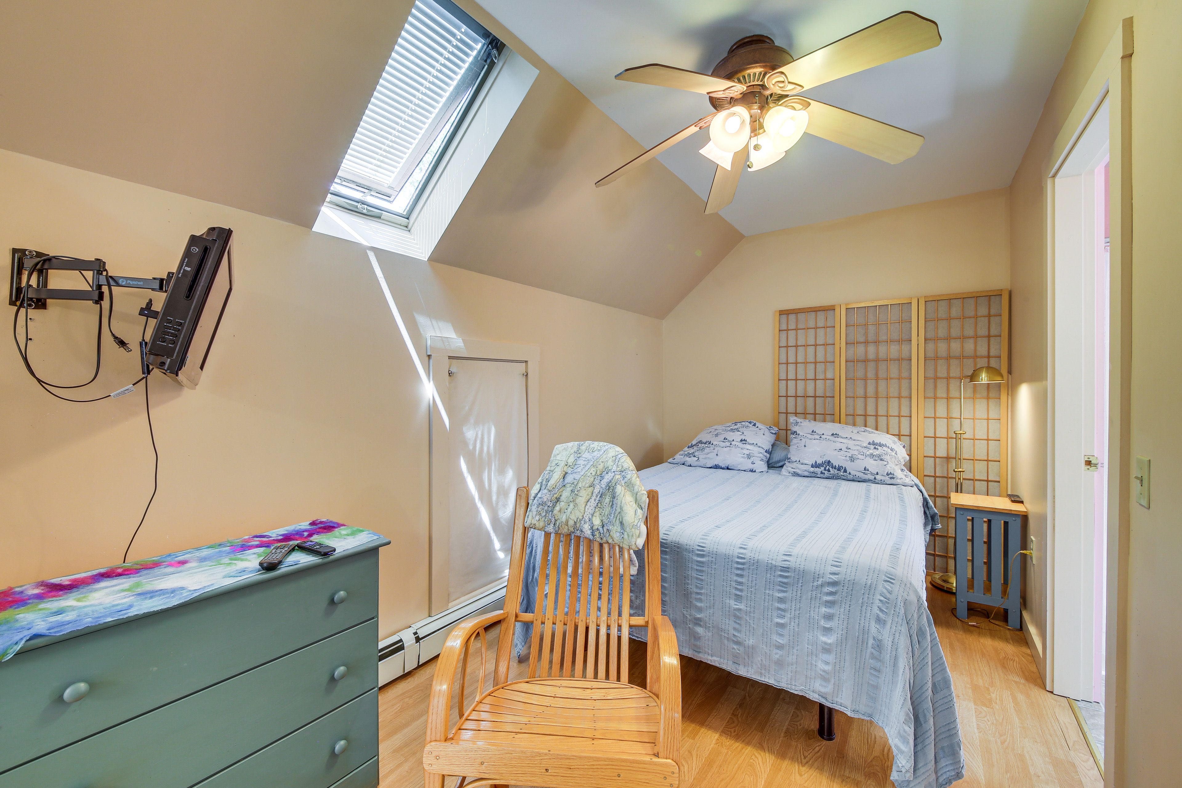 Studio | Queen Bed | Smart TV | 2nd Floor