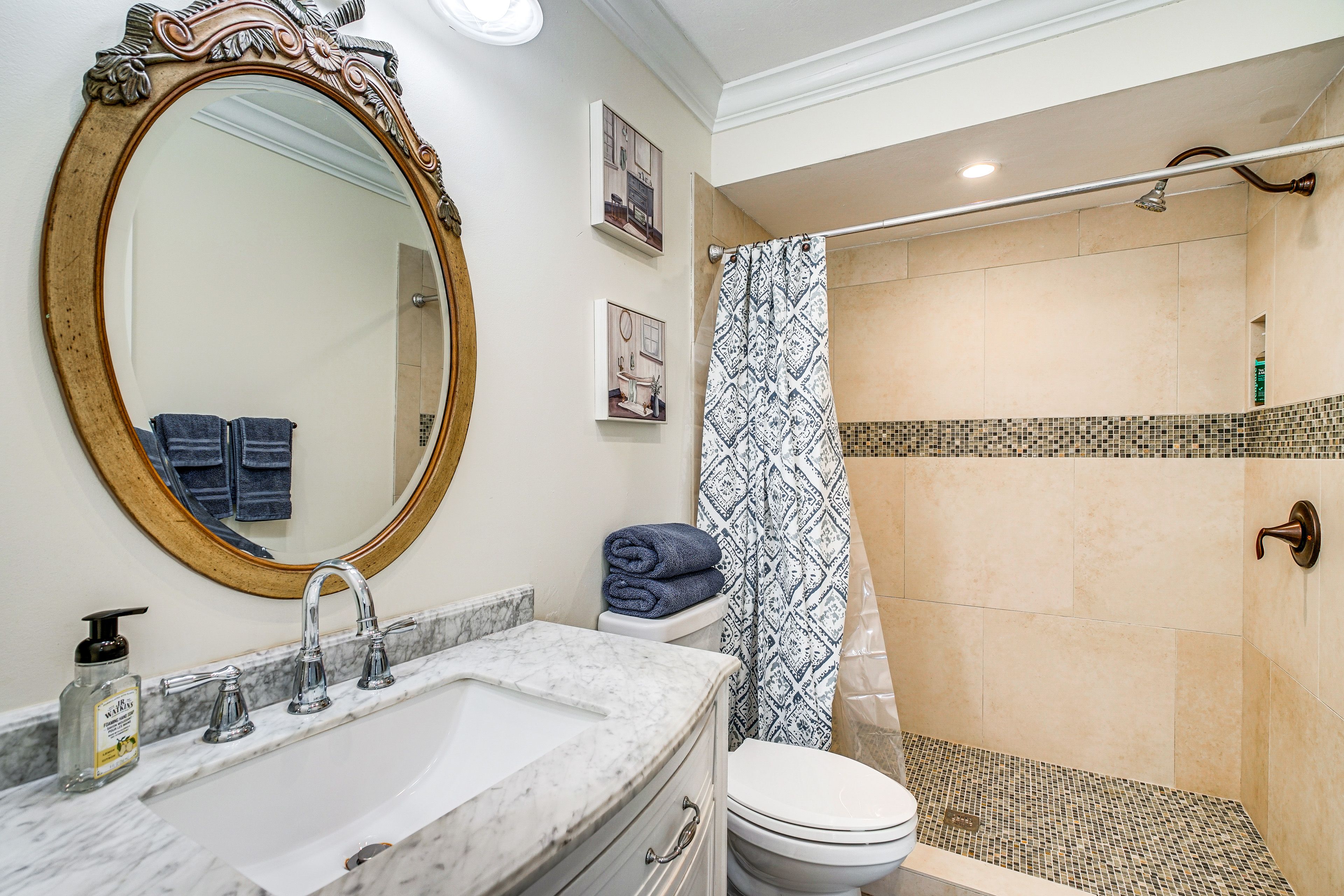Full Bathroom | Towels Provided | Complimentary Toiletries