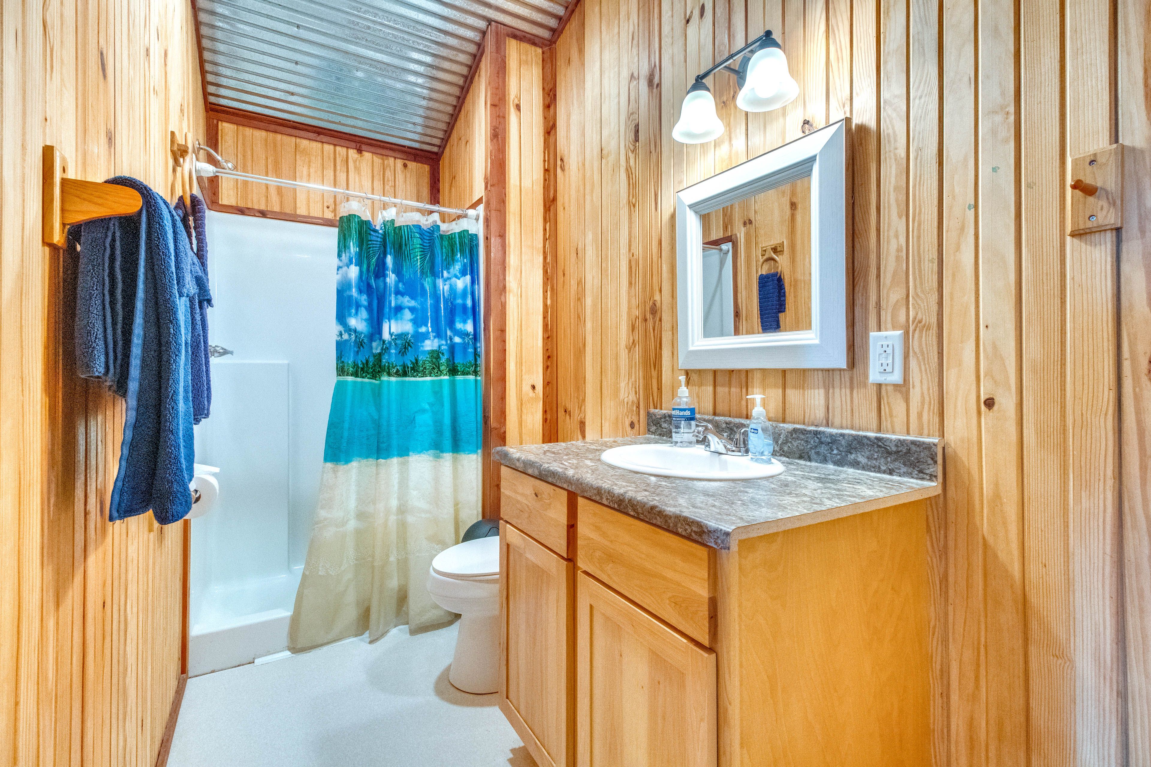 Full Bathroom | Towels Provided