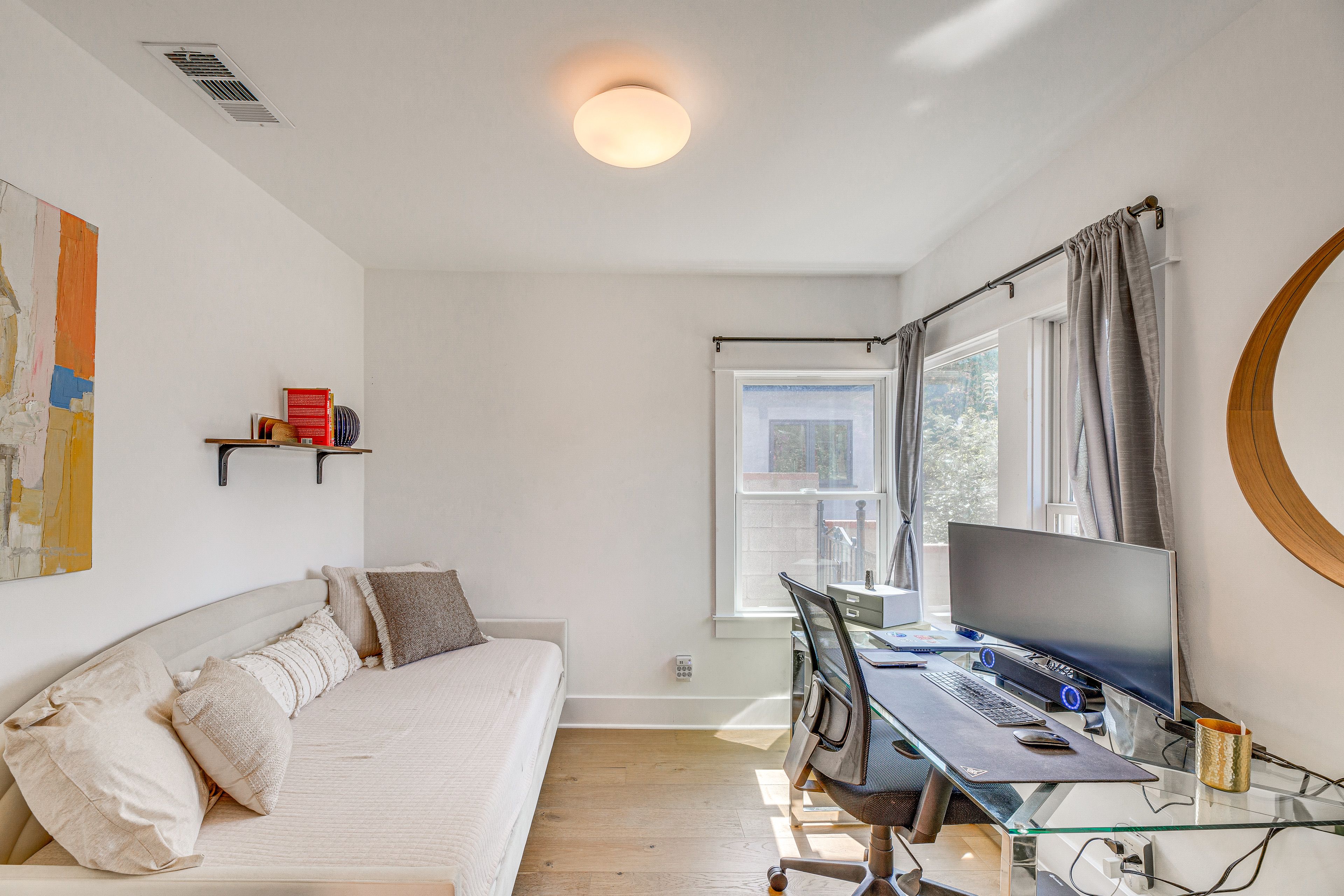 Office | Free WiFi | Docking Station | Keyboard & Mouse