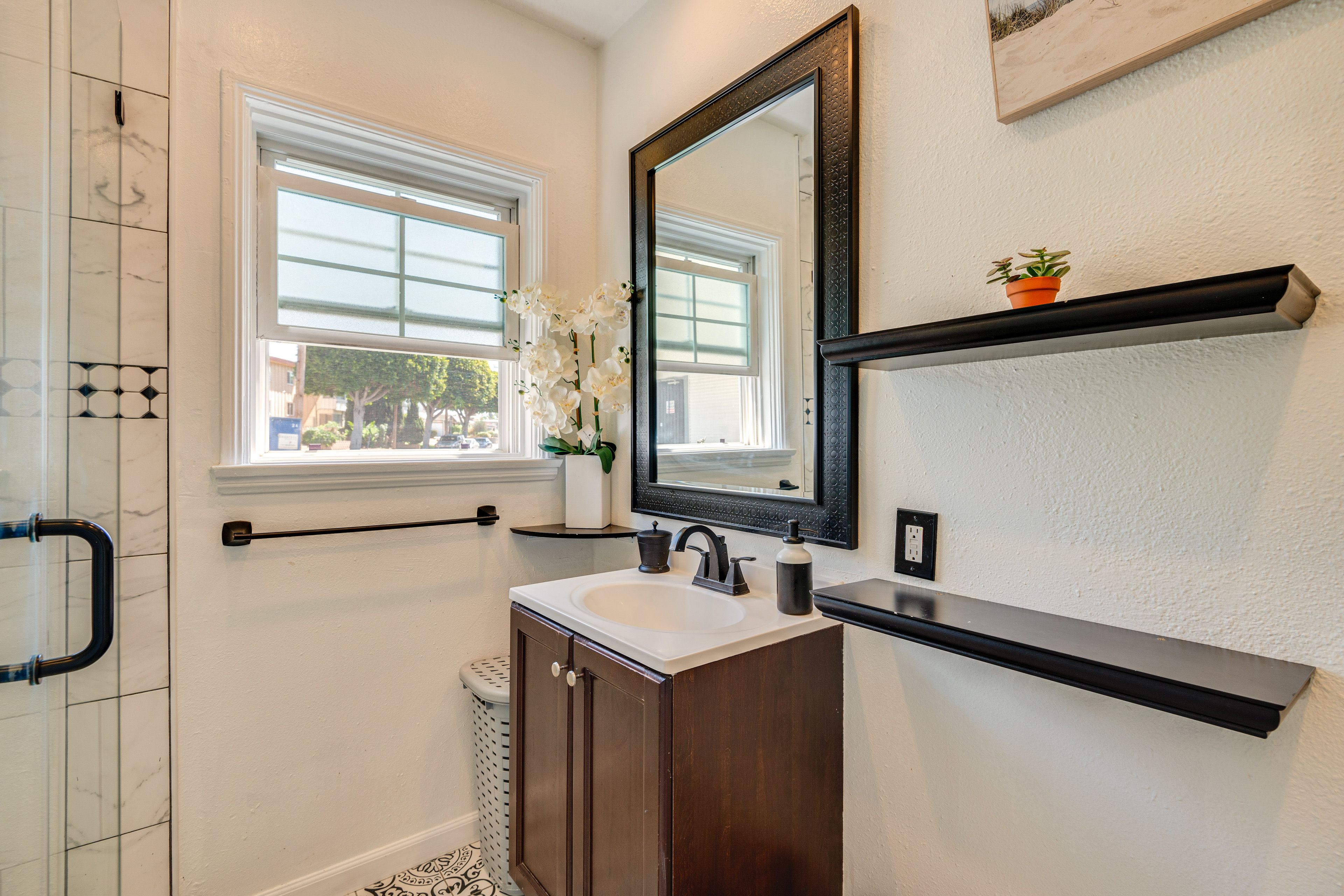 Full Bathroom | Complimentary Toiletries | Towels Provided