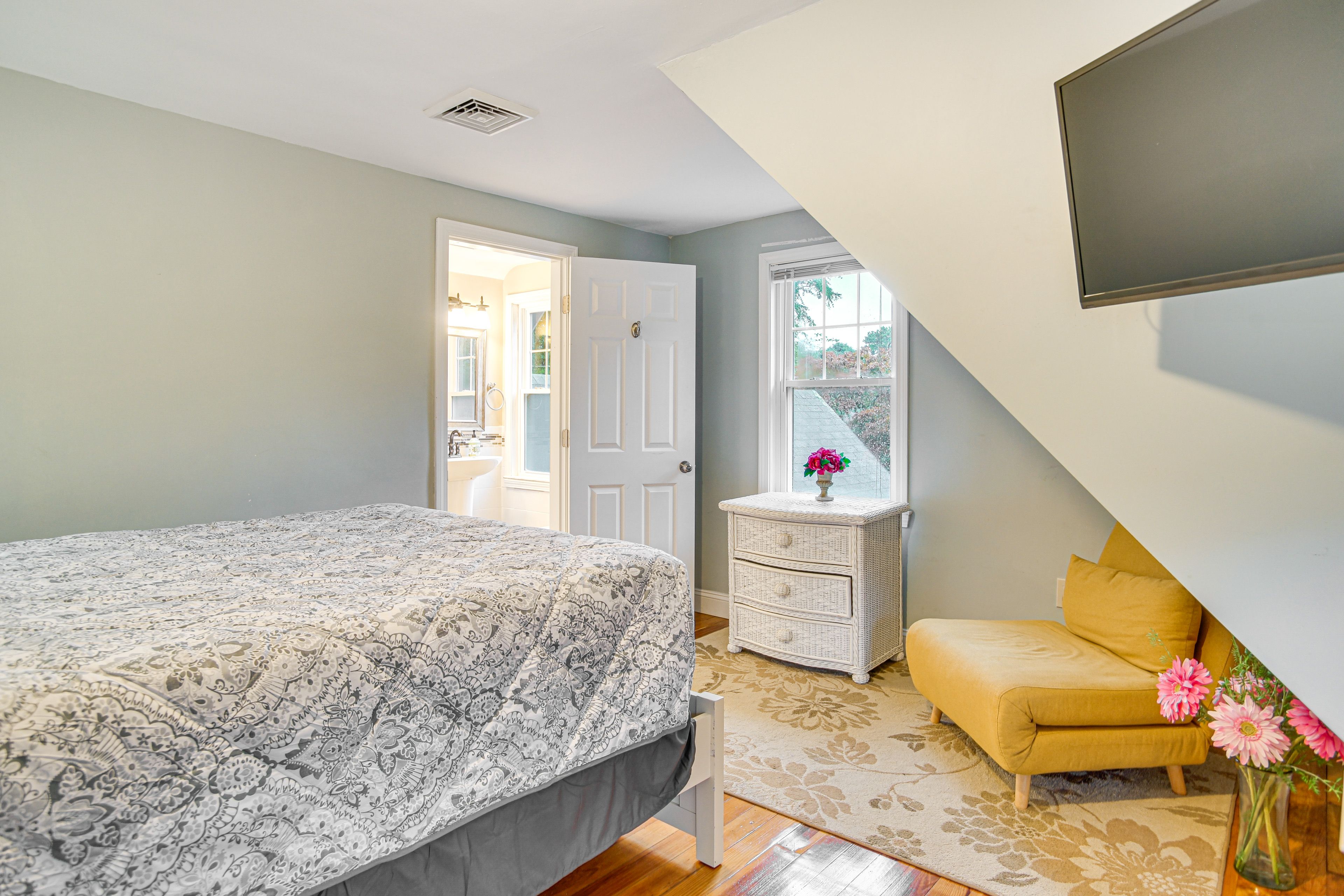 Bedroom 1 | 2nd Floor | Queen Bed