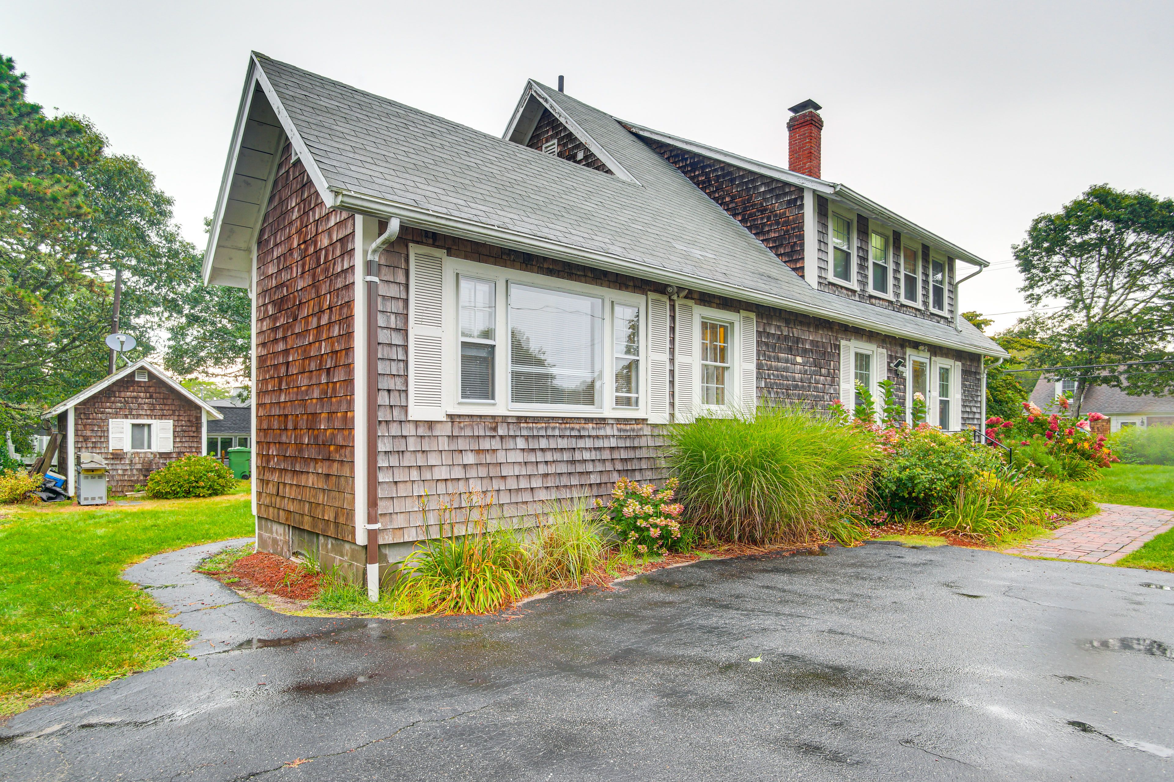 Parking | Driveway (2 Sedans or Small/Mid-Size Vehicles)