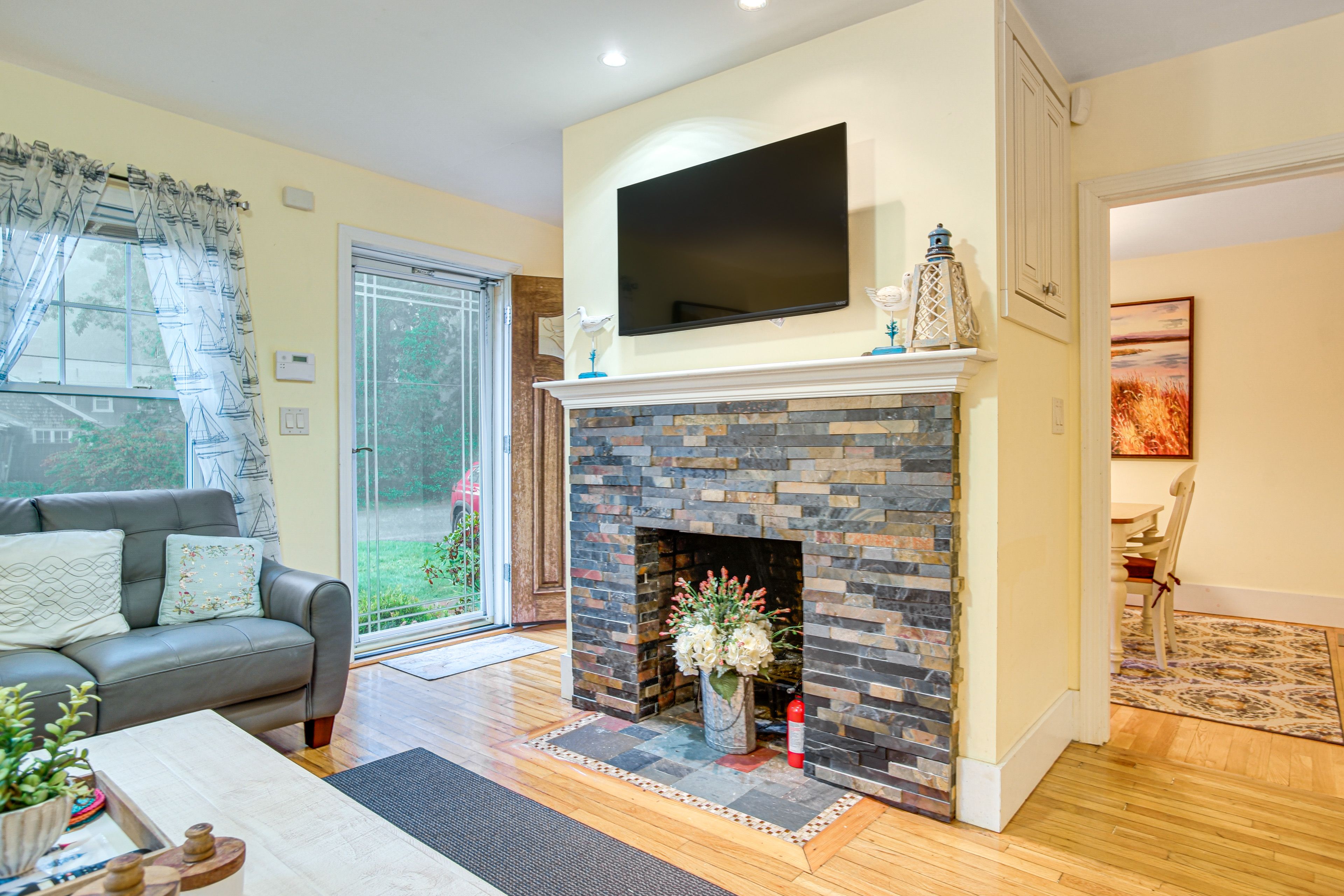 Living Room | 1st Floor | Free WiFi | Central A/C & Heat | Smart TV