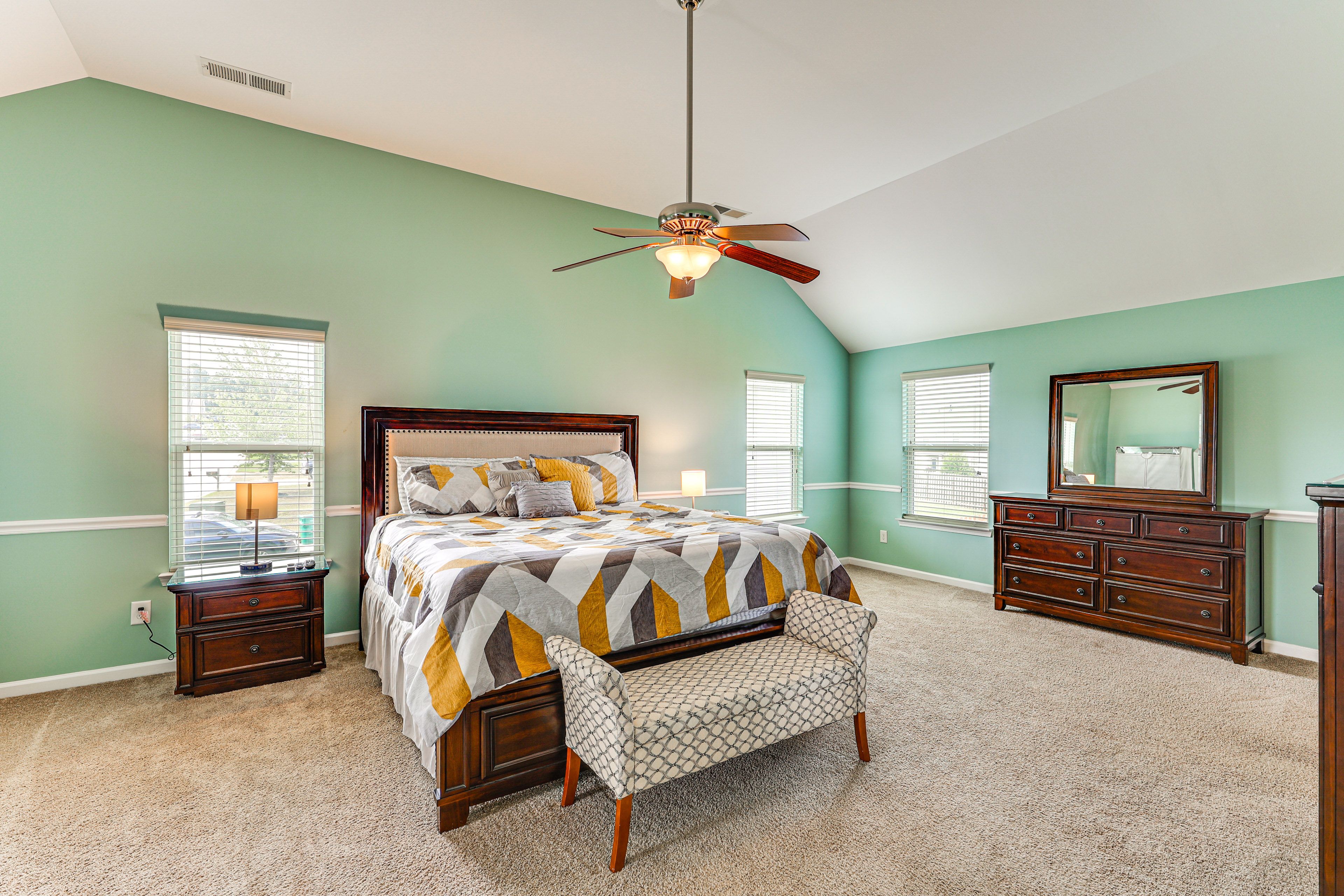 Bedroom 2 (Suite) | King Bed | Smart TV | Reading Nook | 2nd Floor