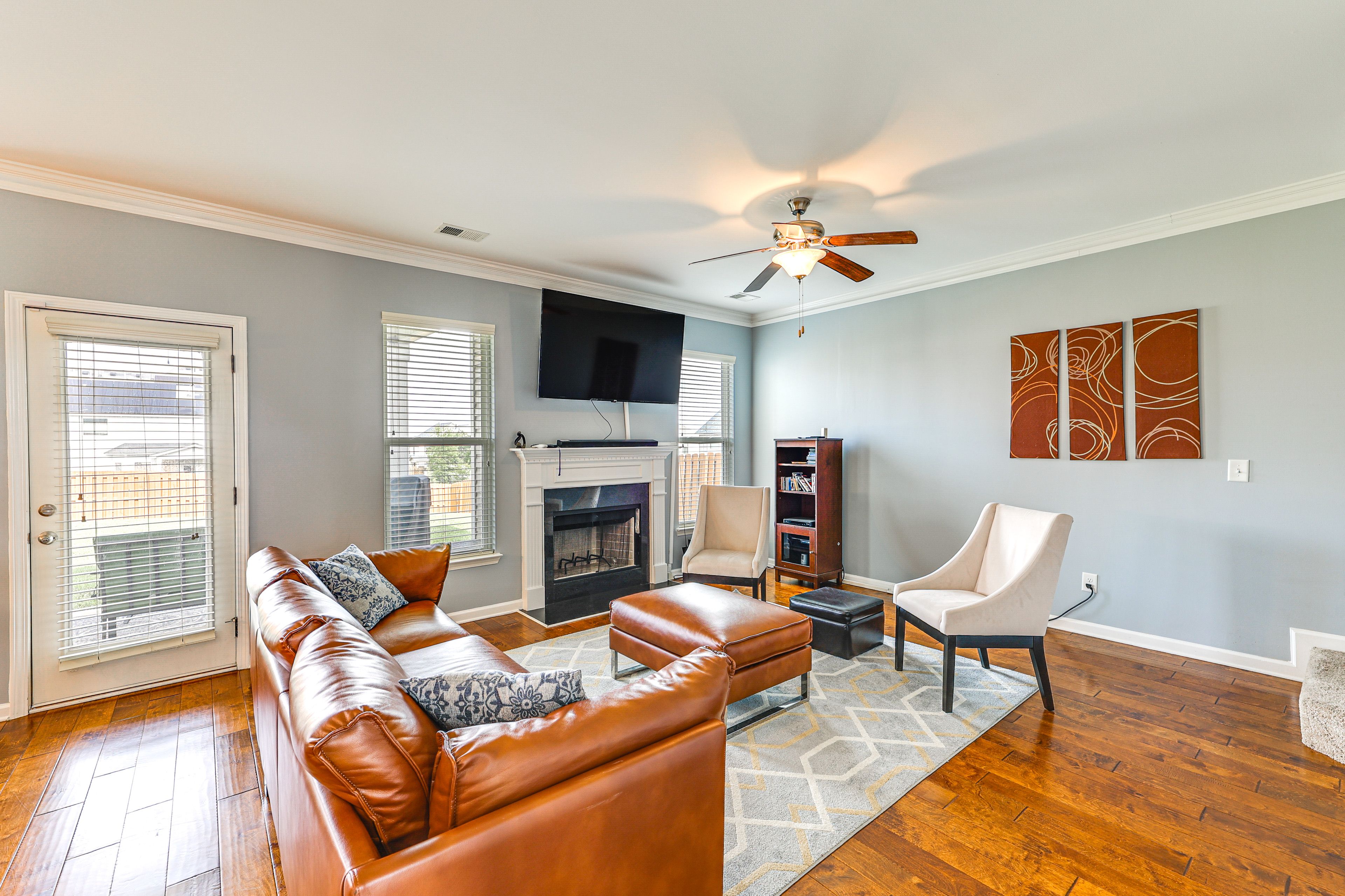 Living Room | Smart TV | Free WiFi | Central Air Conditioning | 1st Floor