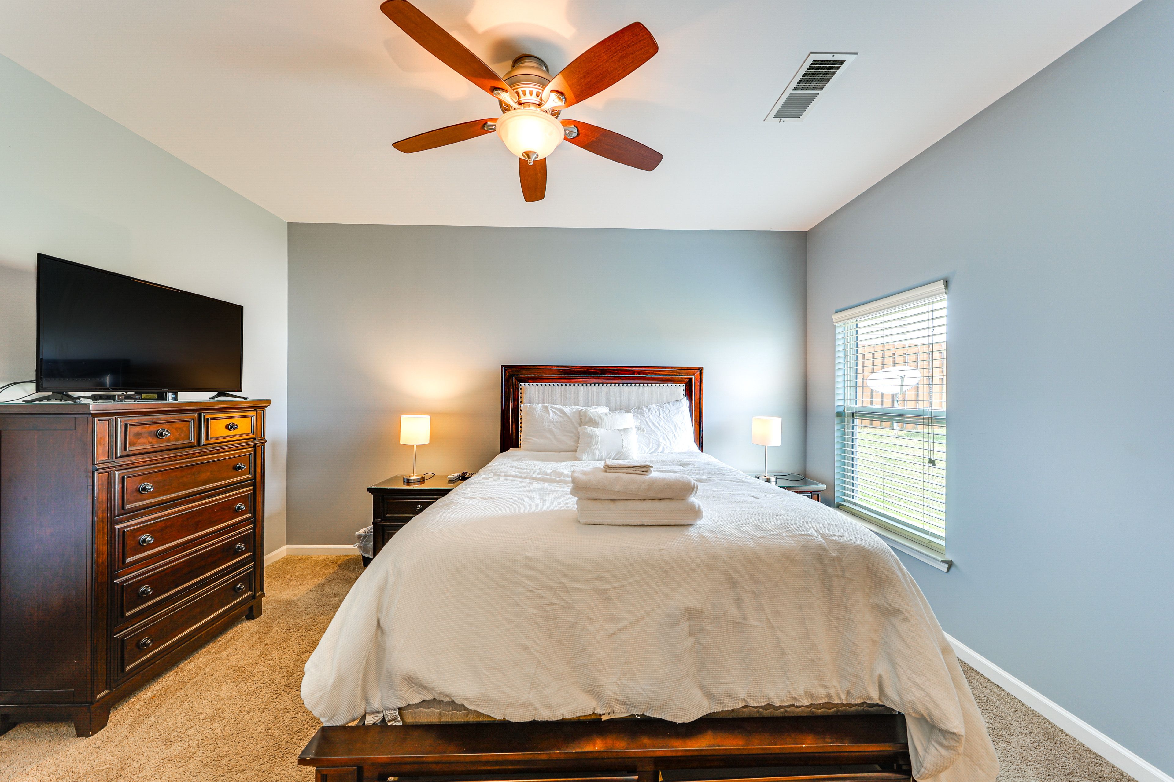 Bedroom 1 | Queen Bed | 1st Floor