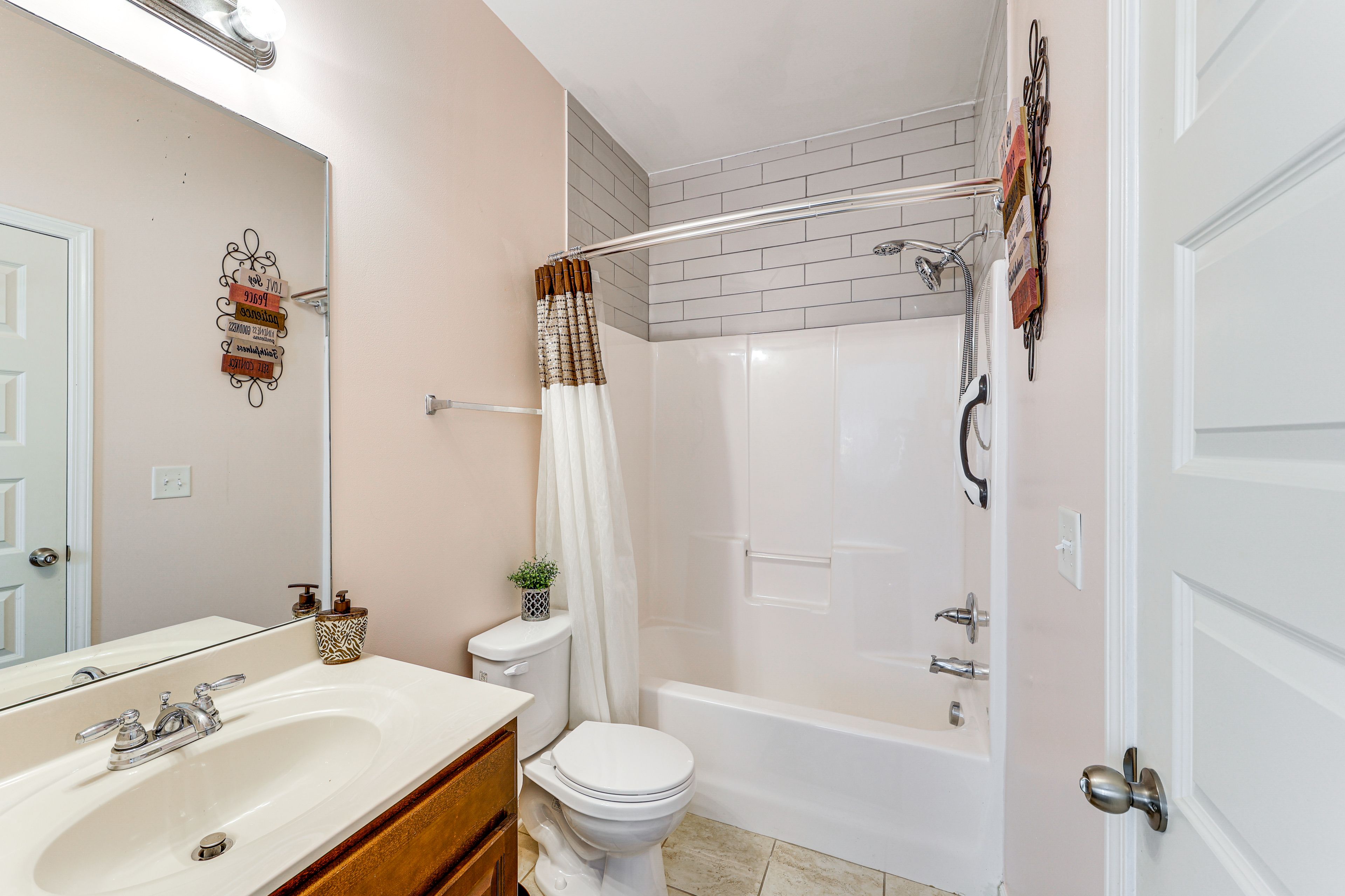 En-Suite Bathroom | Towels Provided | 1st Floor