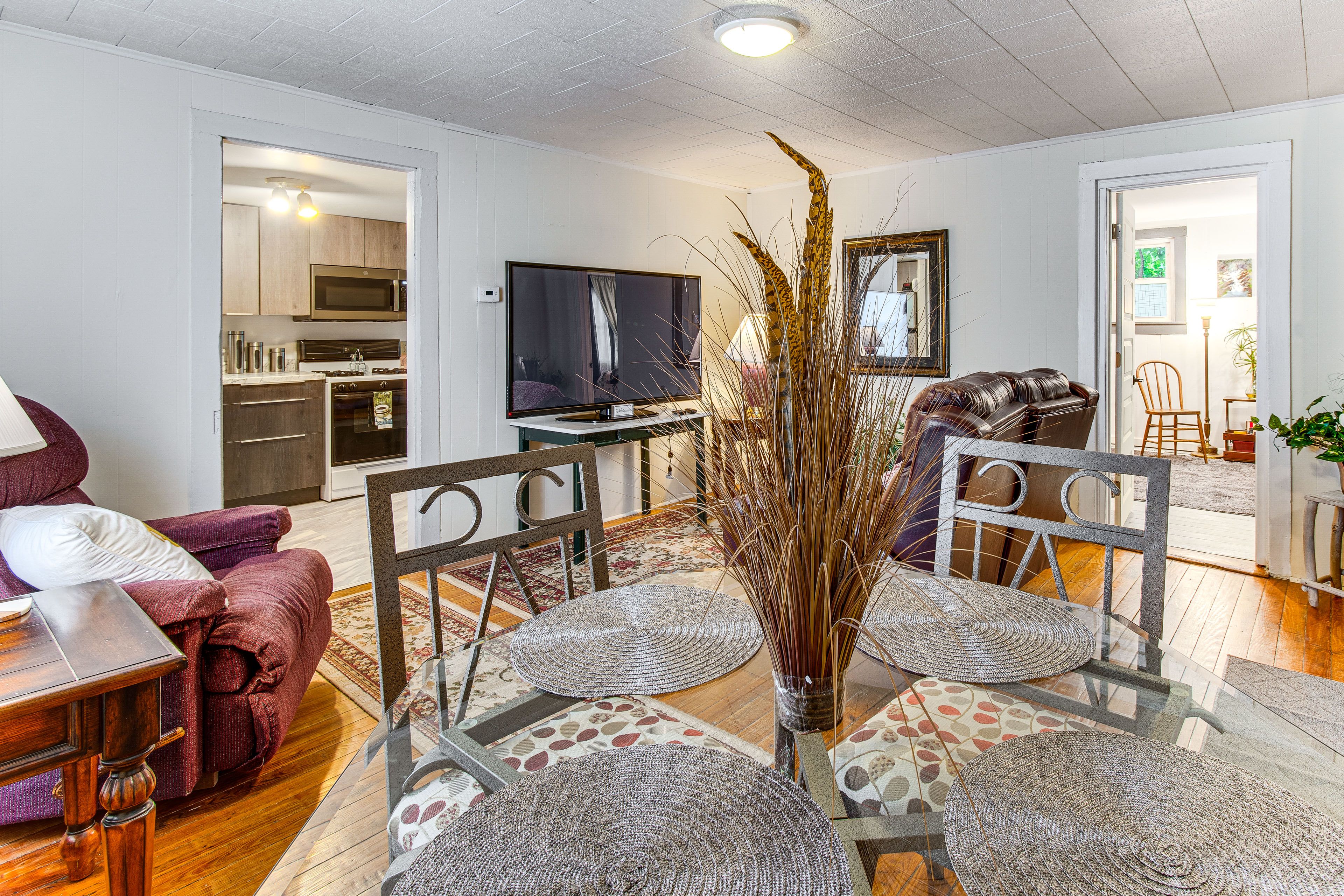 Dining Area | Dishware/Flatware Provided