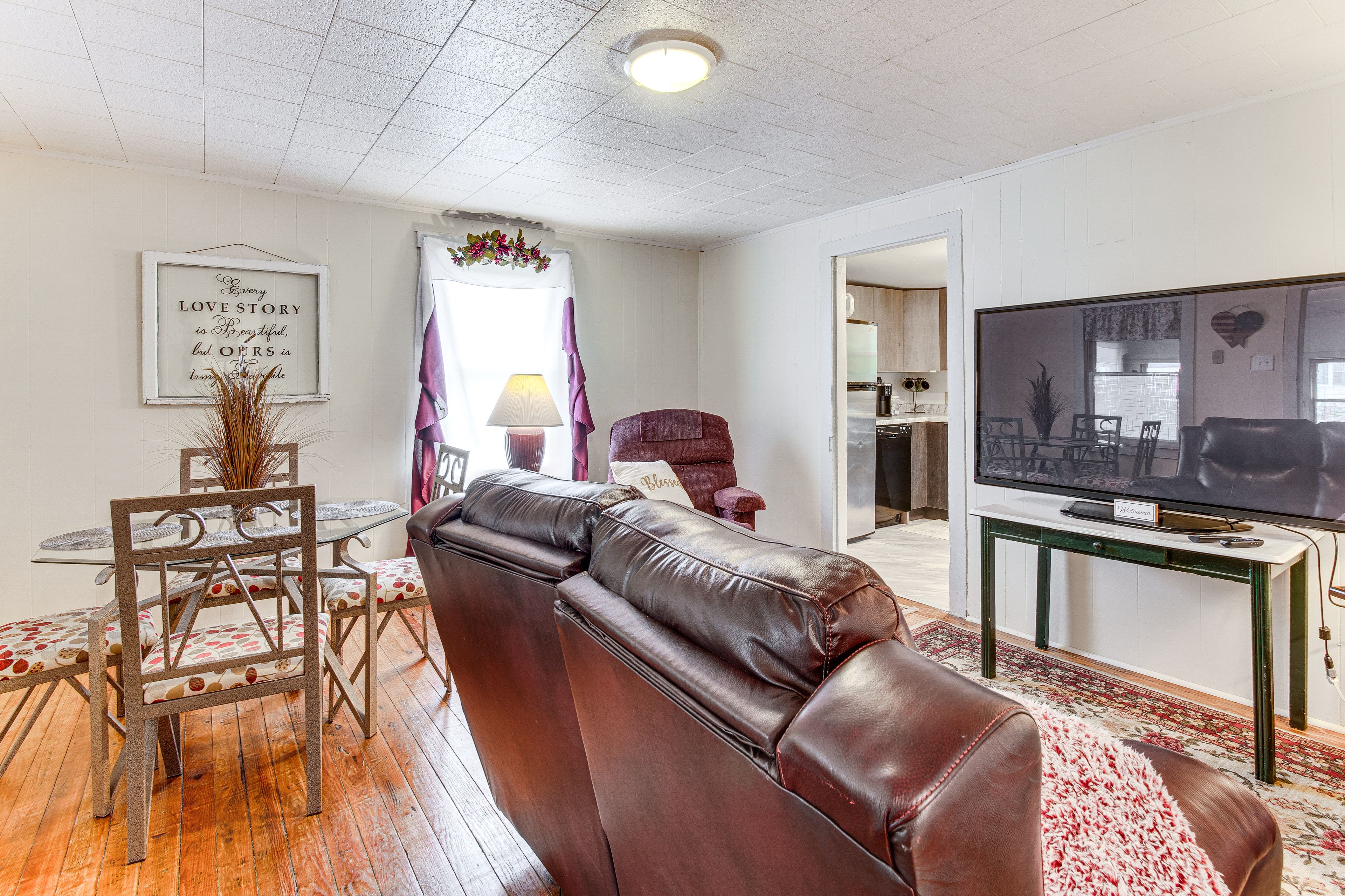 Living Room | Free WiFi | Central Heating & A/C | Smart TV