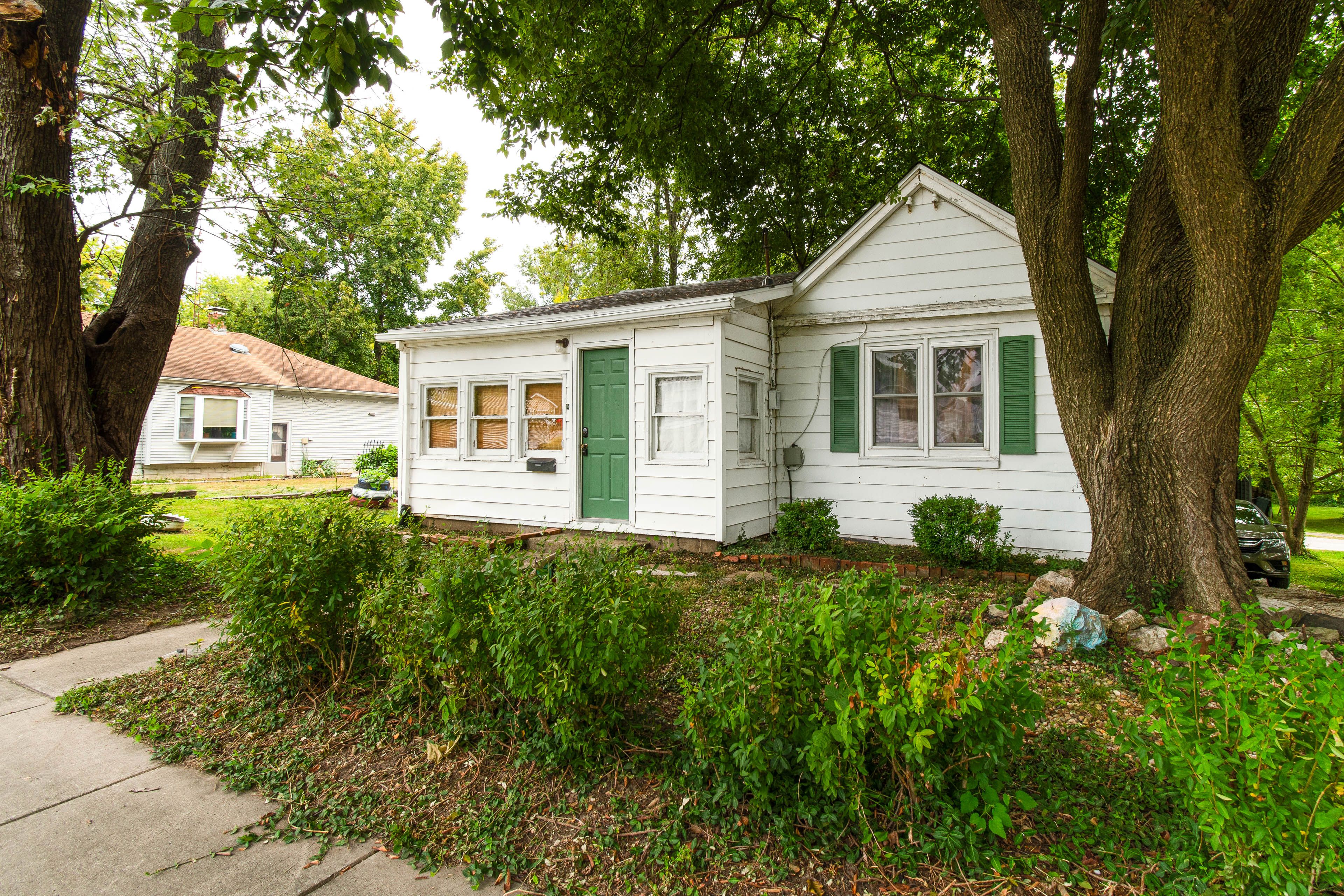 Exterior | Driveway (3 Vehicles)