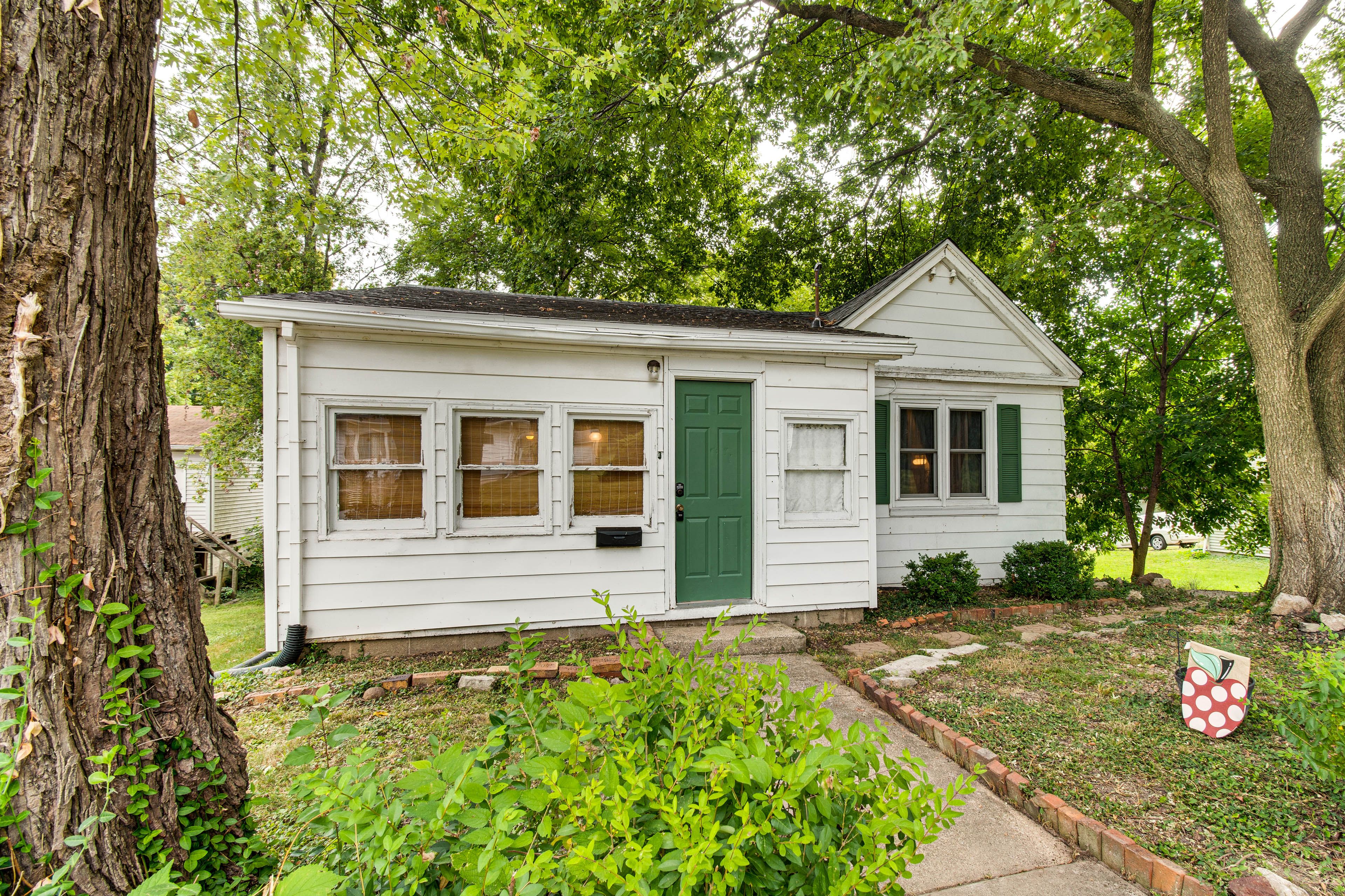 Hillsboro Vacation Rental | 1BR | 1BA | 600 Sq Ft | 1 Step to Enter