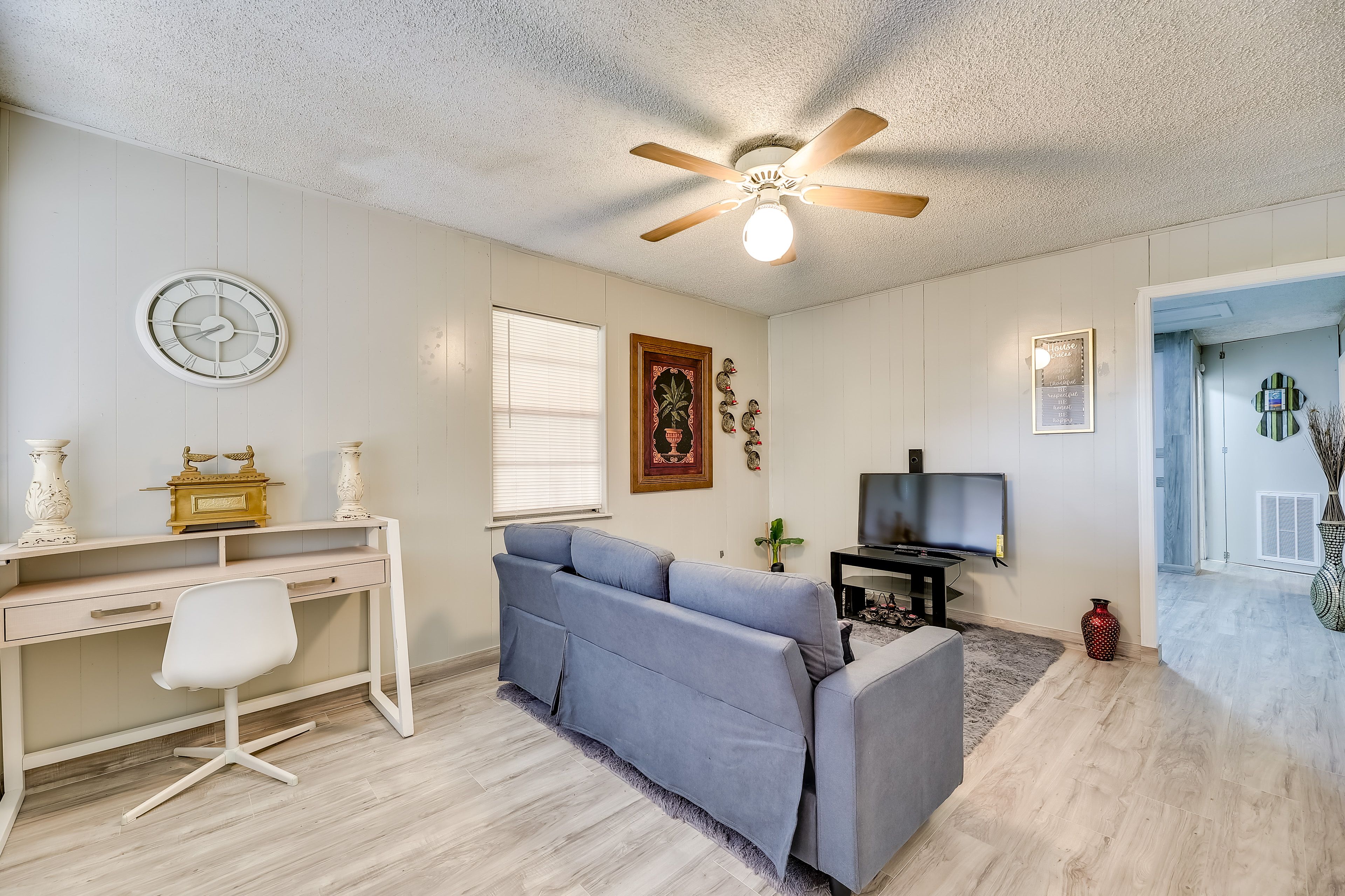Living Room | Free WiFi | Smart TV | Central A/C & Heating