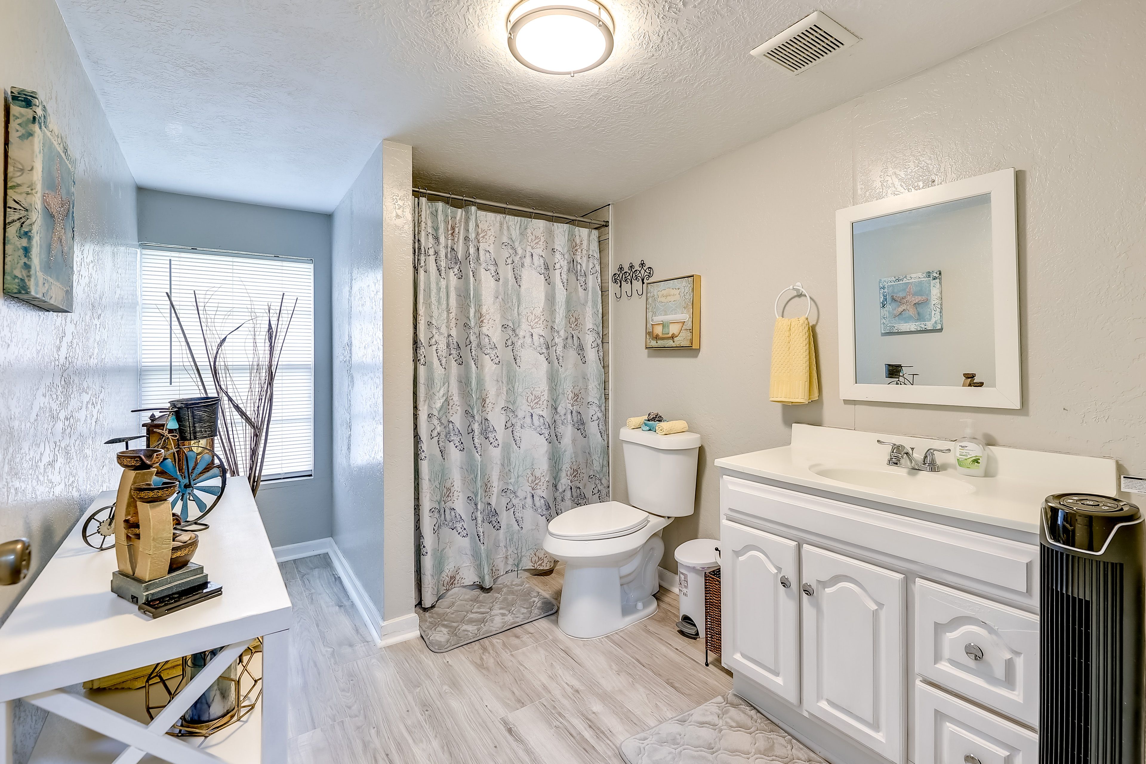 Full Bathroom | Towels Provided | Complimentary Toiletries
