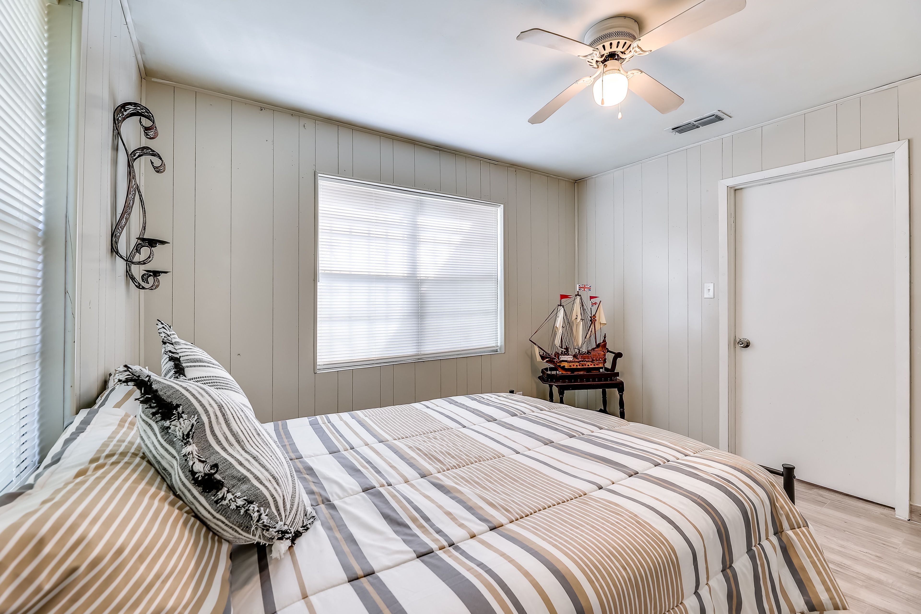 Bedroom 3 | Queen Bed