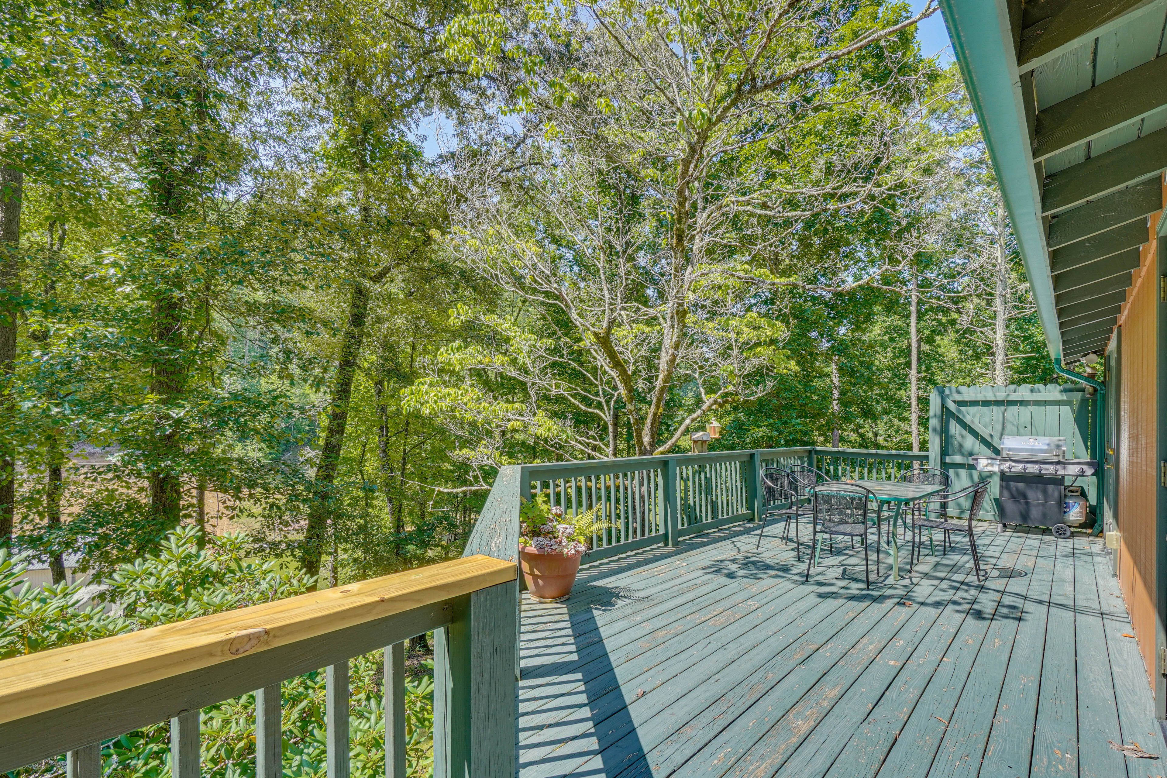 Back Deck | Outdoor Dining Area | Gas Grill