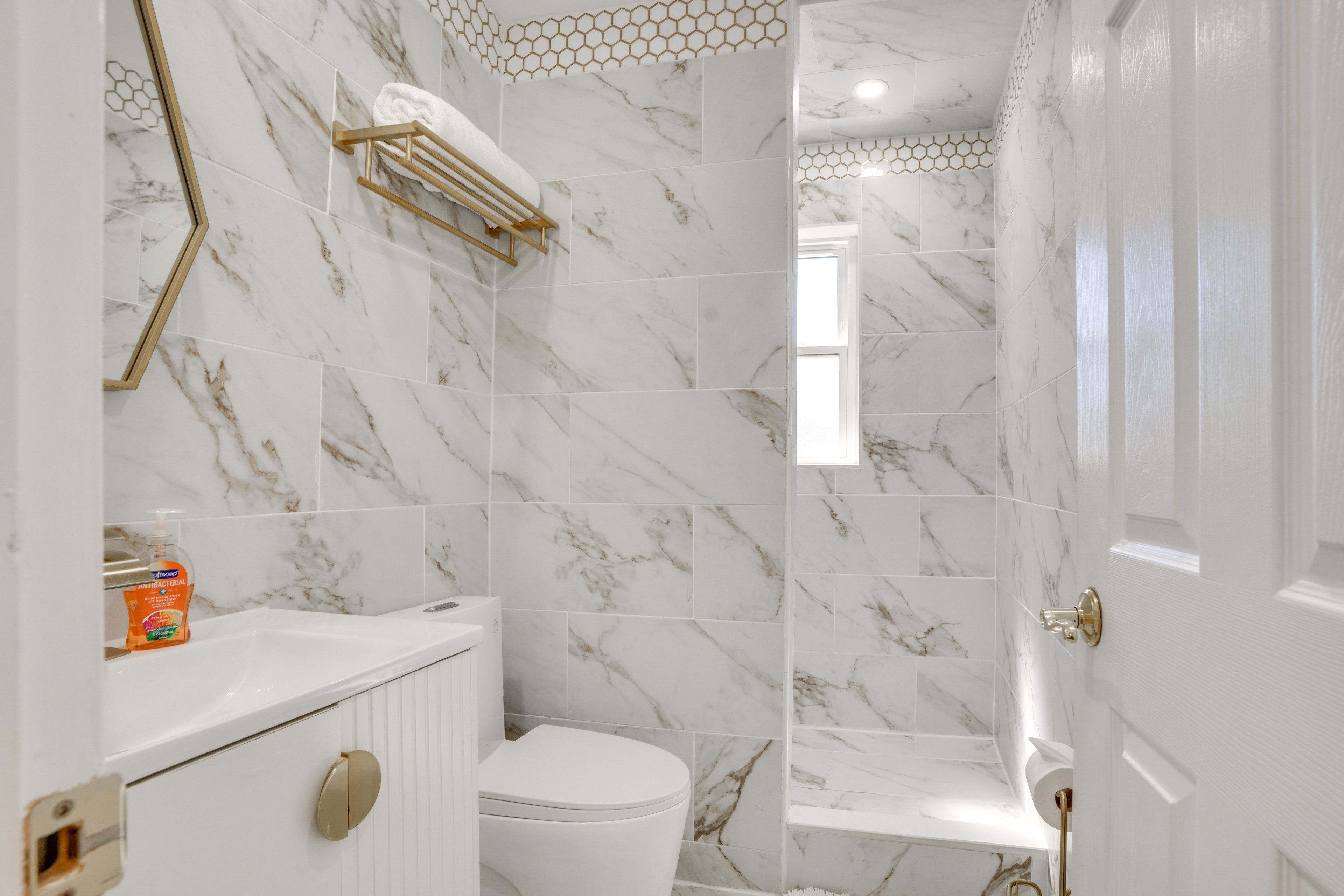 Full Bathroom | Towels Provided | Complimentary Toiletries | Hair Dryer