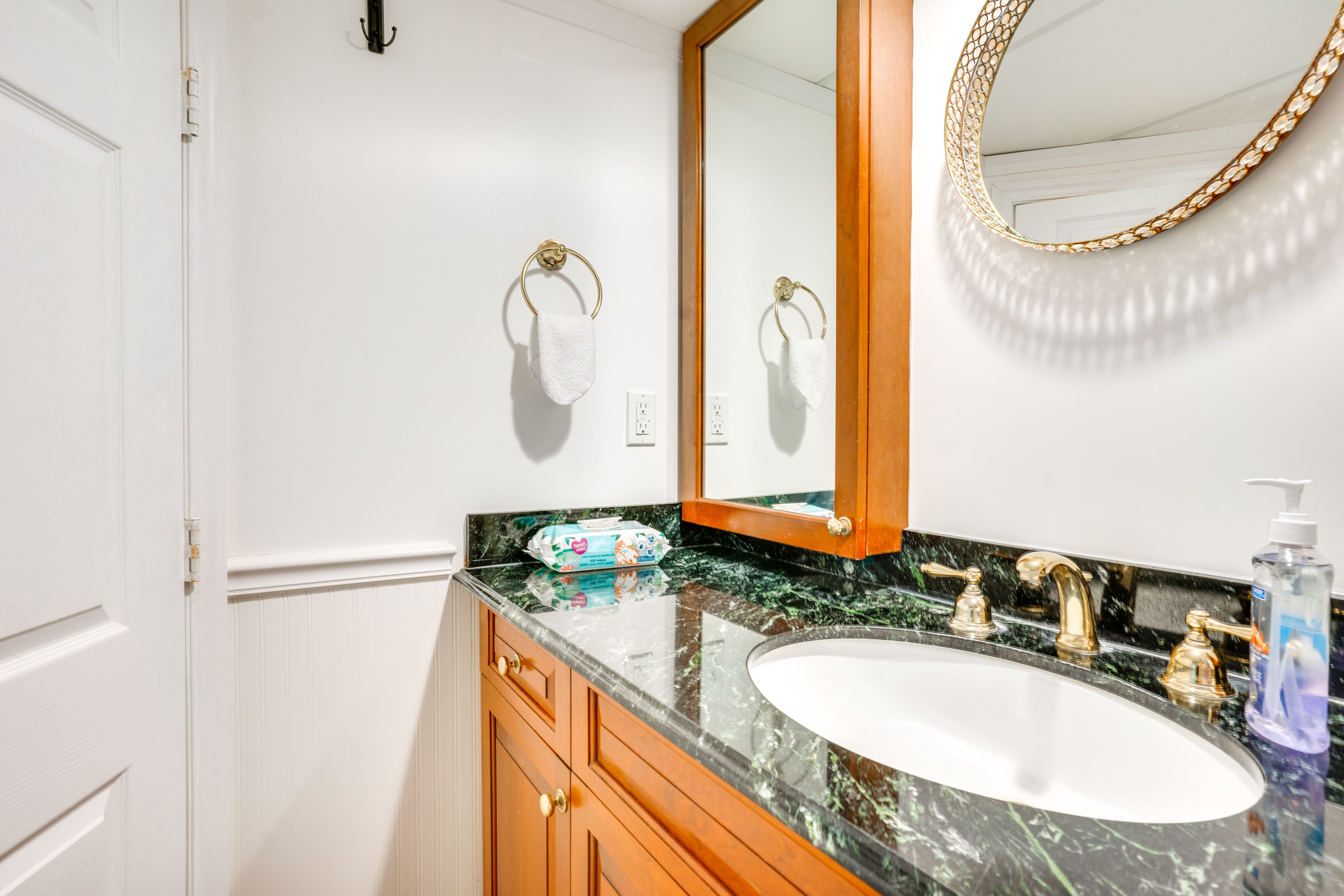 Full Bathroom | Towels Provided | Complimentary Toiletries