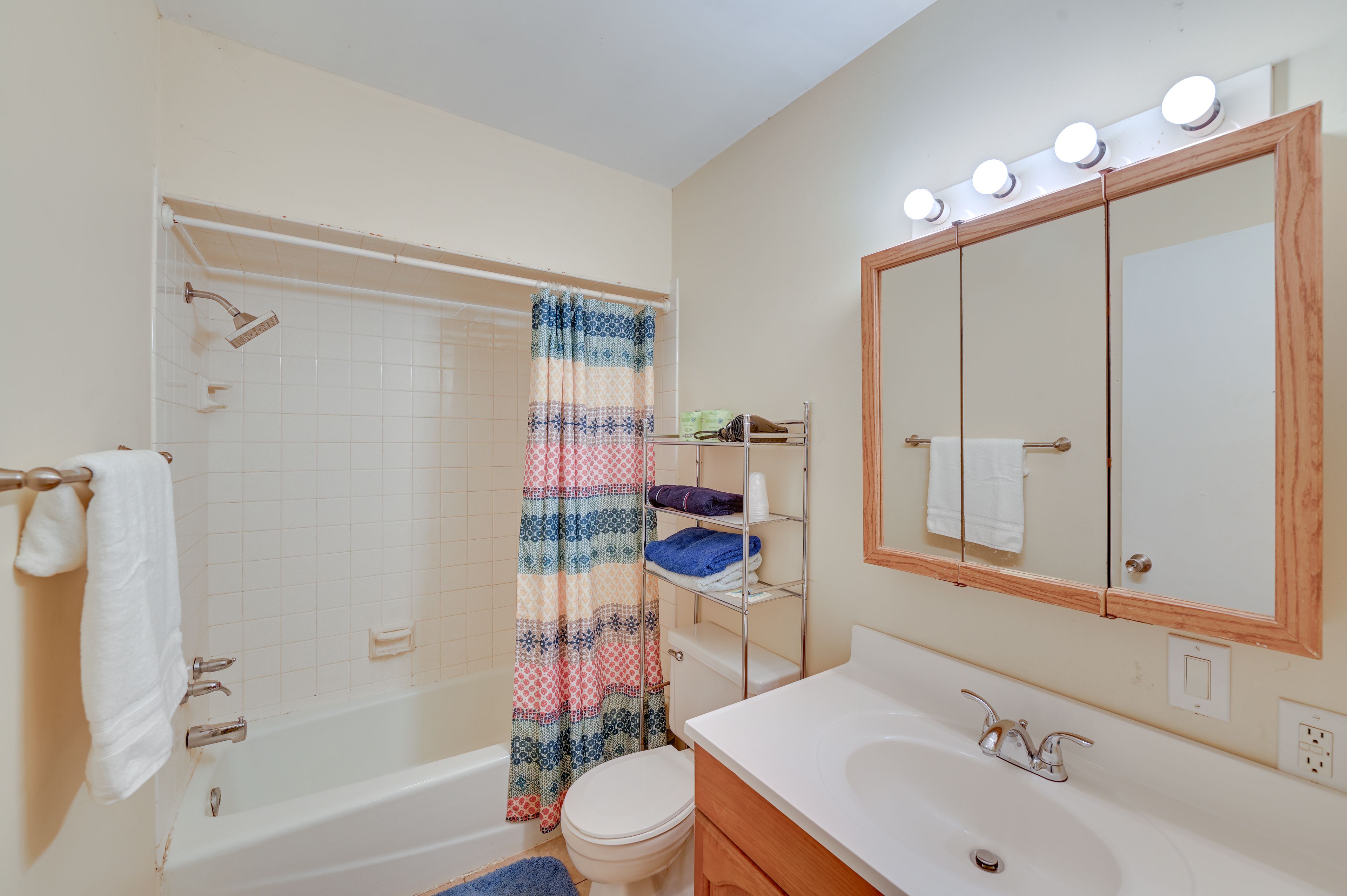 Full Bathroom | 1st Floor | Towels Provided | Complimentary Toiletries