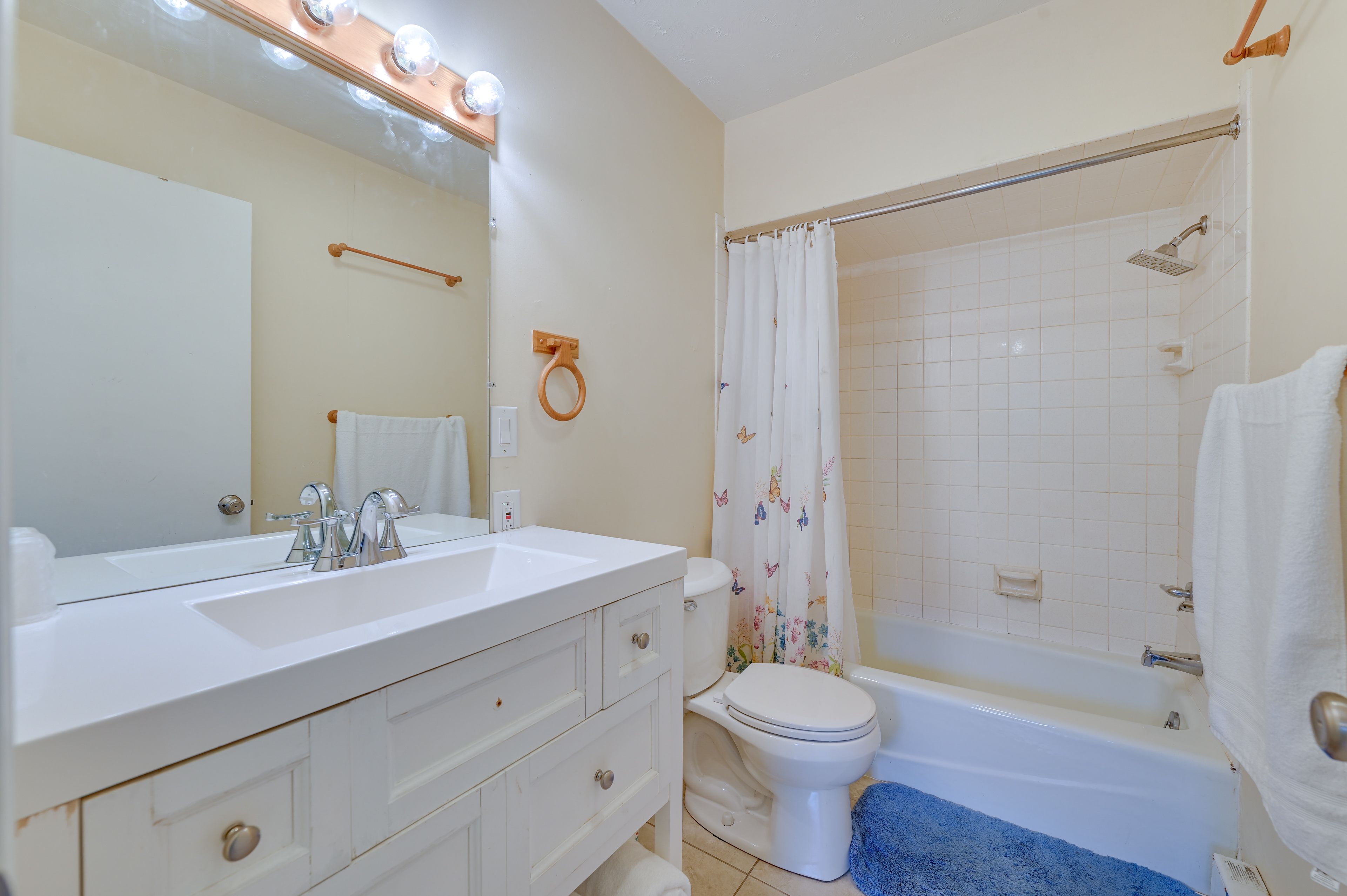 Full Bathroom | 1st Floor | Towels Provided | Complimentary Toiletries