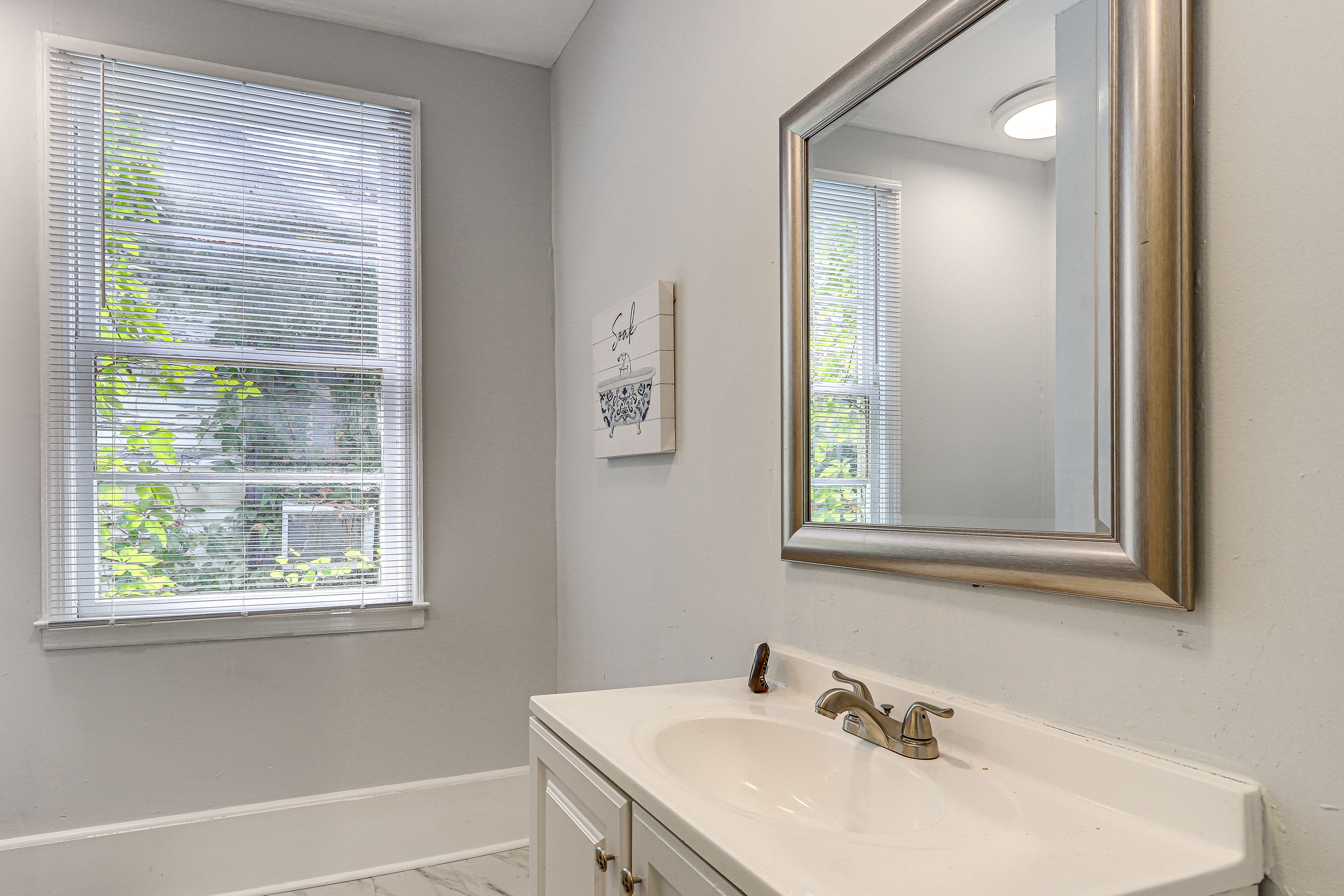 Full Bathroom | Towels Provided