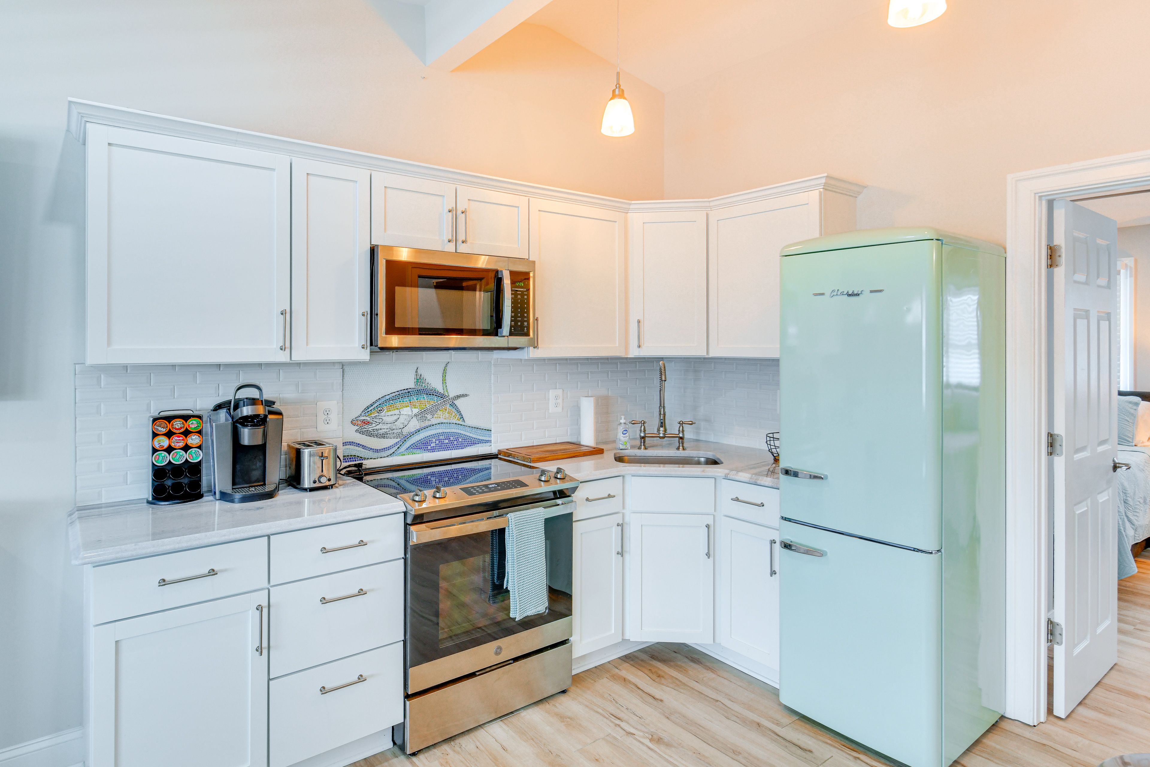 Kitchen | Central Air Conditioning | Free WiFi | Single-Story Unit