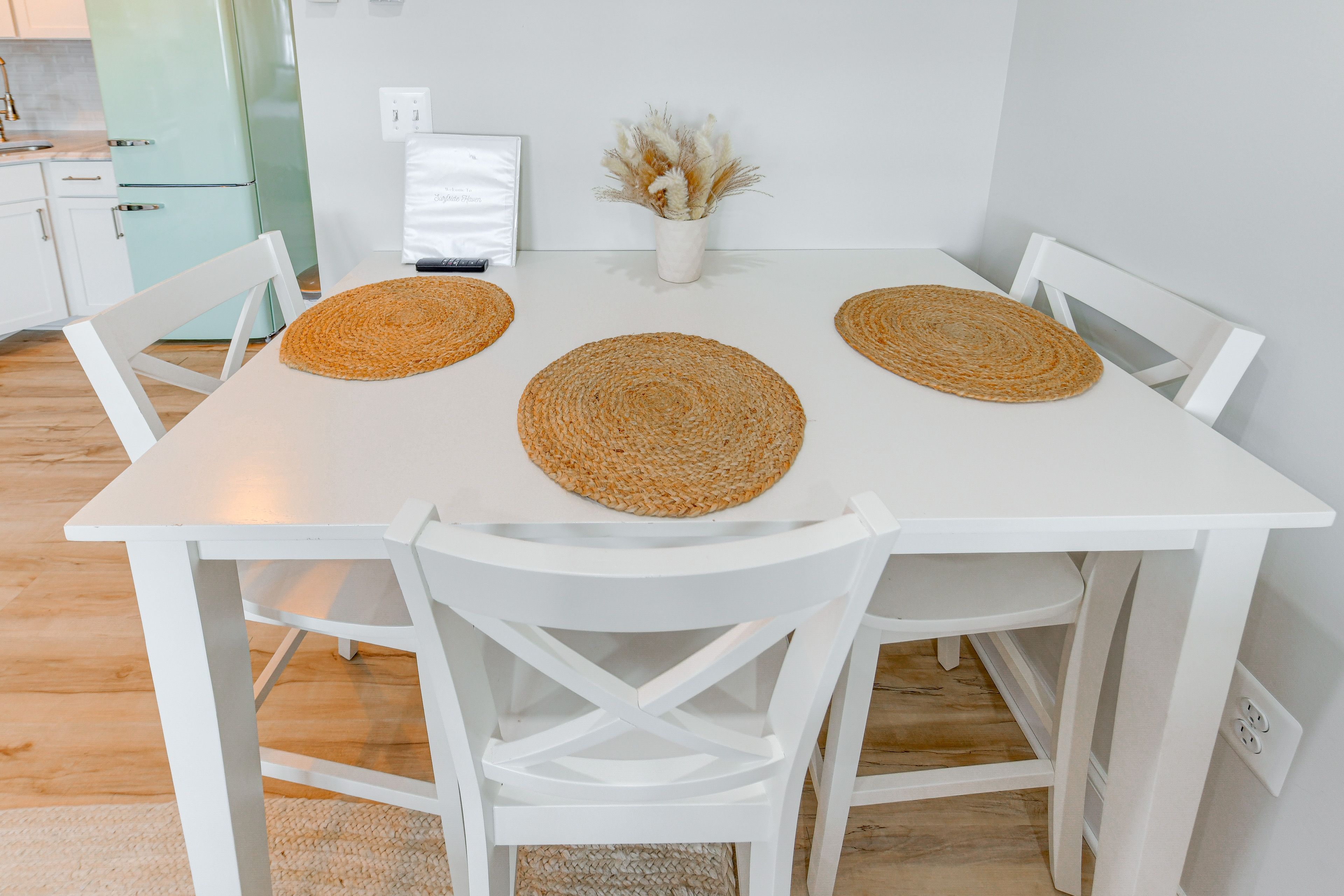 Dining Area | Dishware/Flatware Provided
