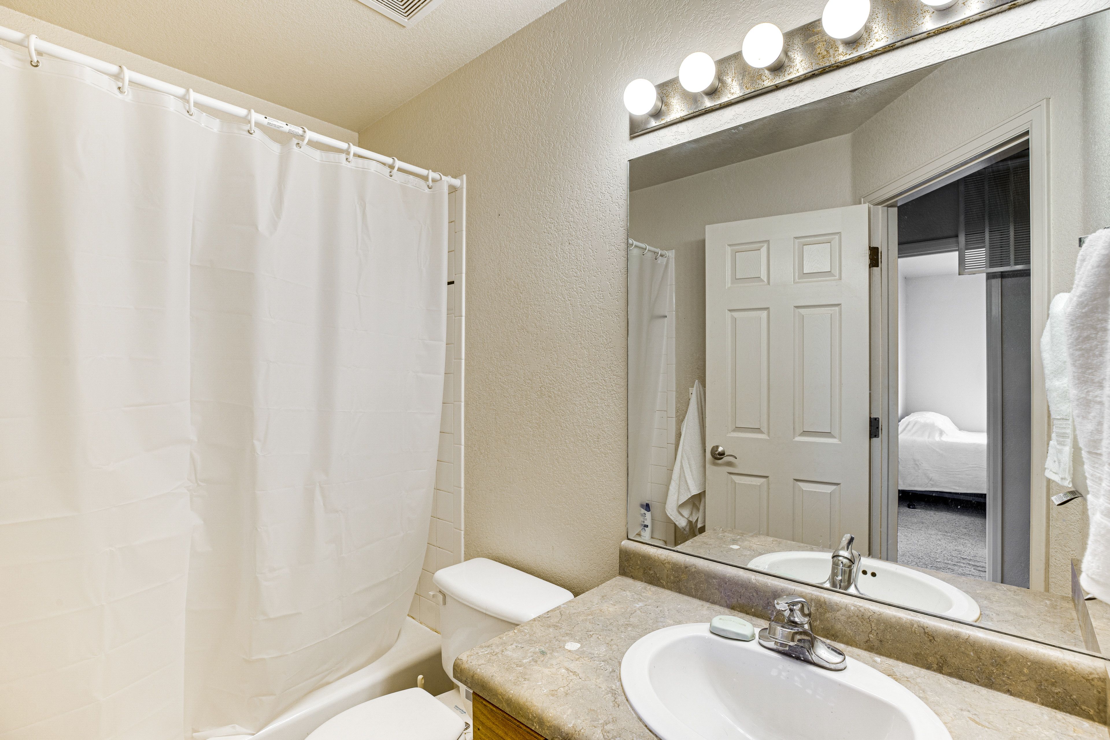 Full Bathroom | 2nd Floor | Towels Provided | Complimentary Toiletries