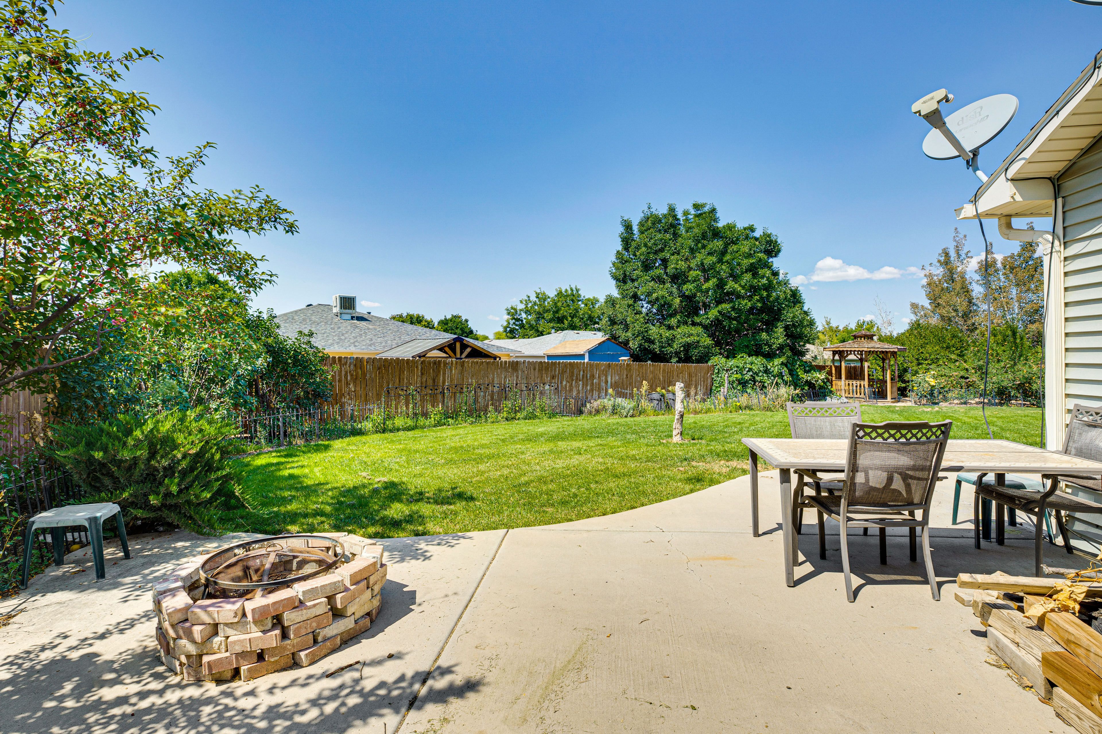 Private Backyard | Furnished Patio | Fire Pit | Gas Grill