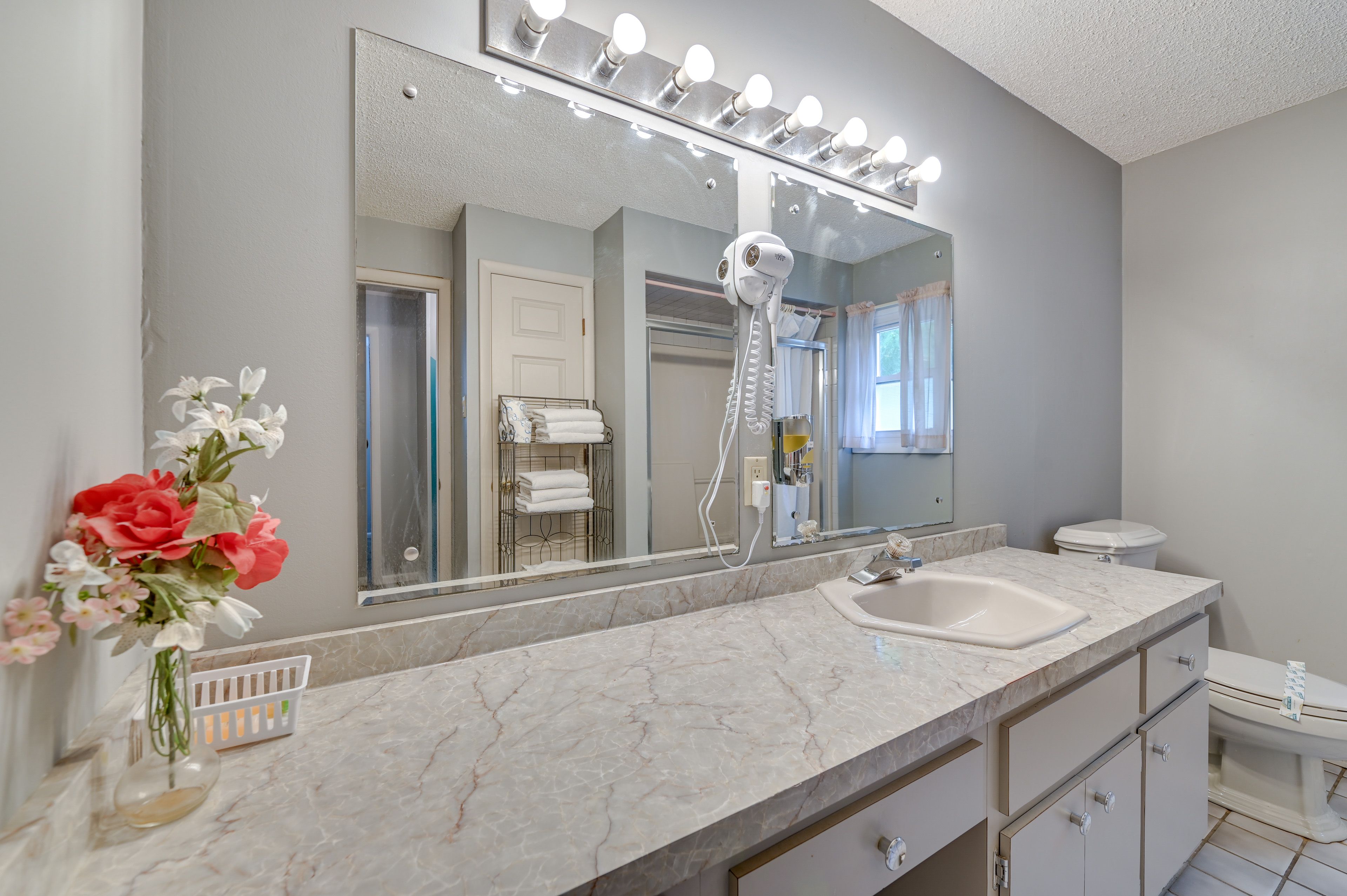 Full Bathroom | Towels Provided | Complimentary Toiletries | 2nd Floor