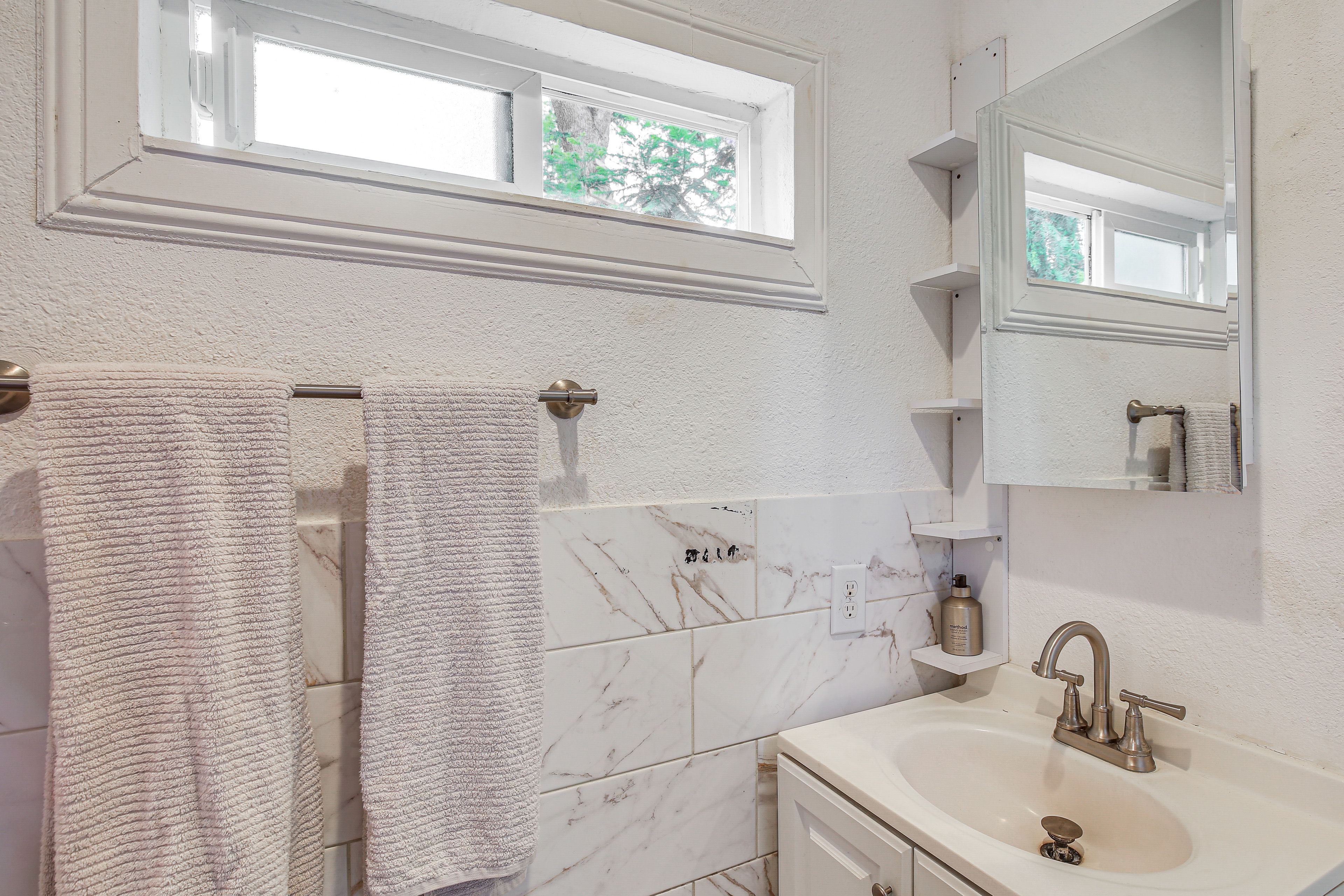 Full Bathroom | Towels Provided | Complimentary Toiletries