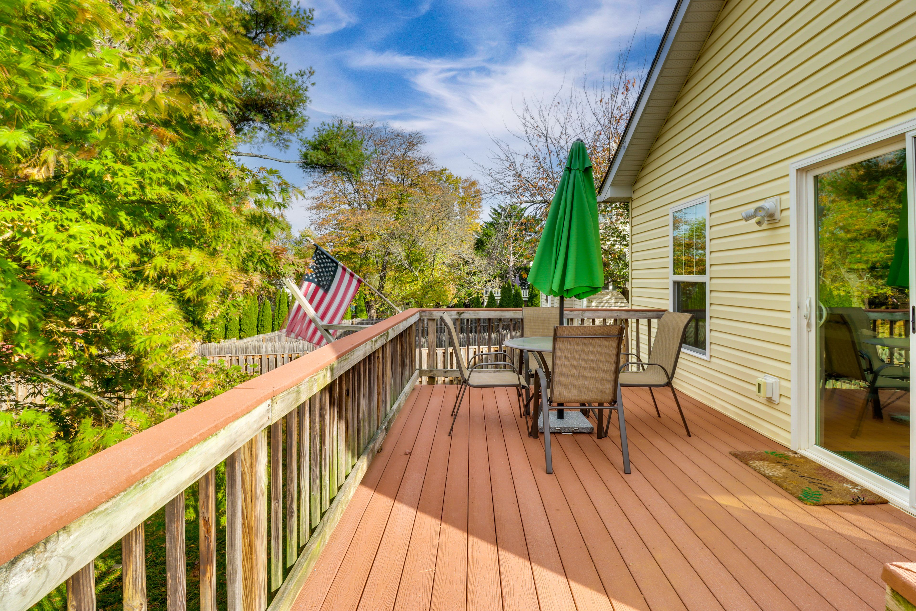 Deck | Outdoor Seating & Dining