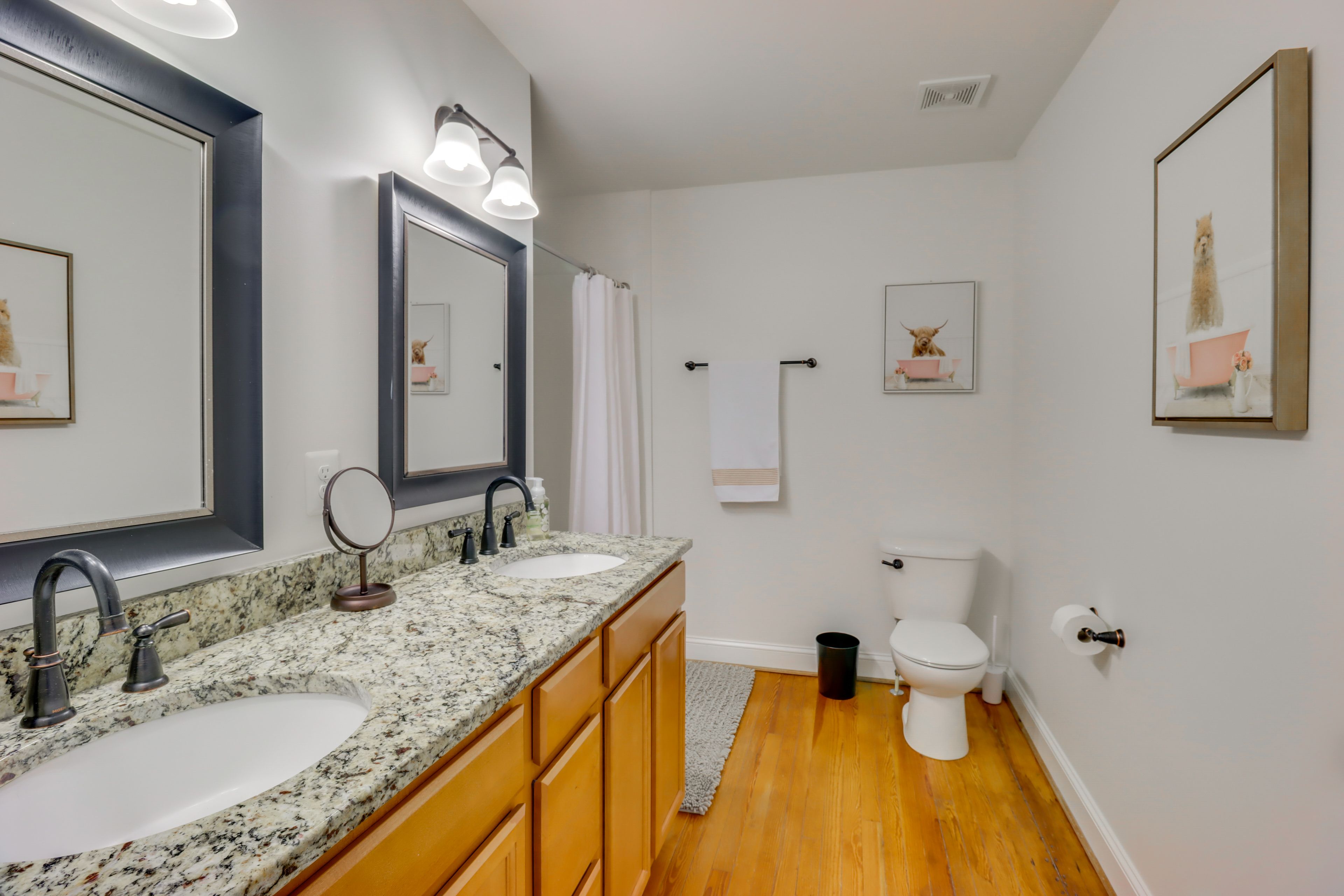 Full Bathroom | 1st Floor | Towels Provided