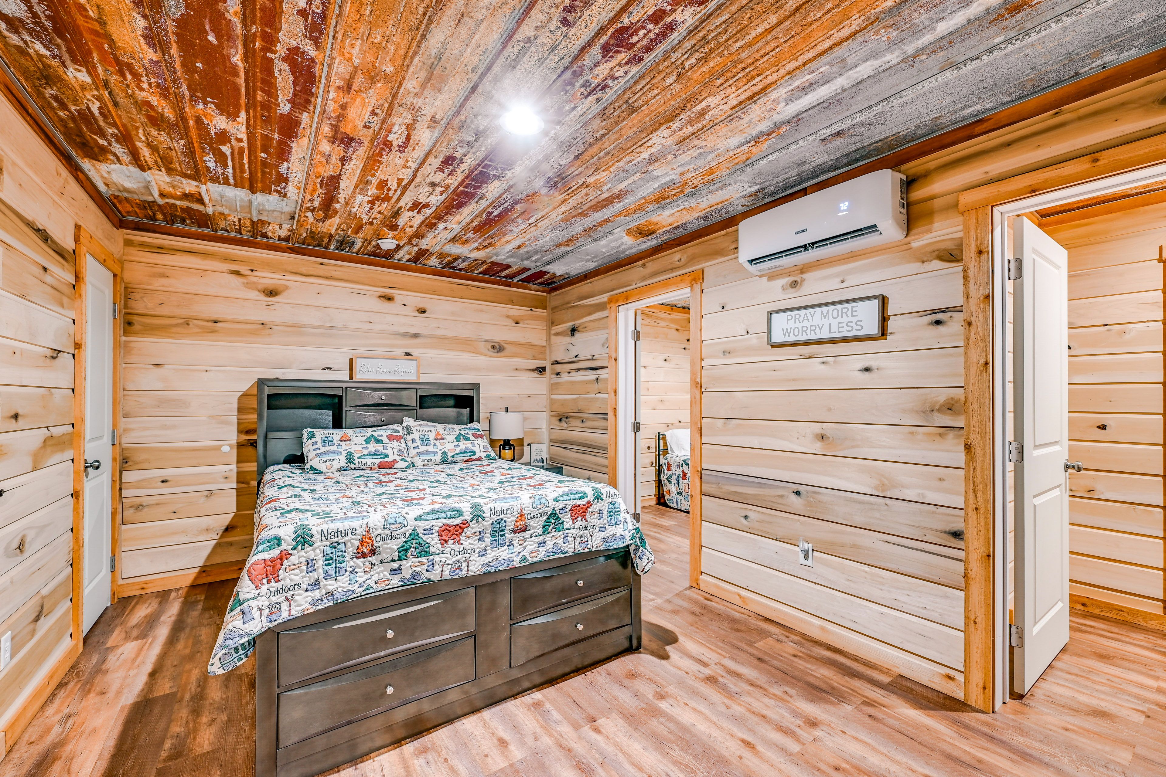Sleeping Nook 1 | Queen Bed | 1st Floor