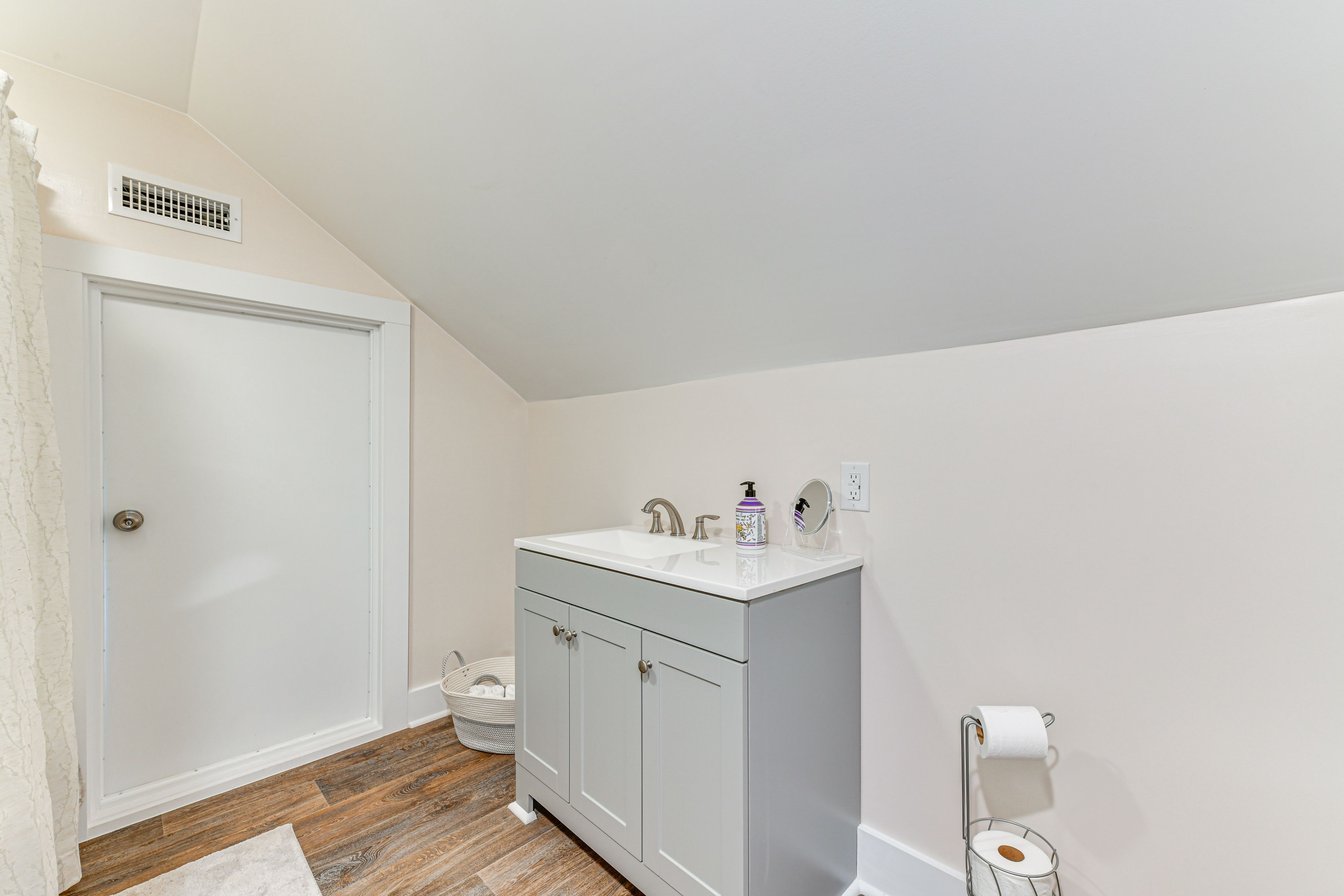 Full Bathroom | Towels Provided | 2nd Floor