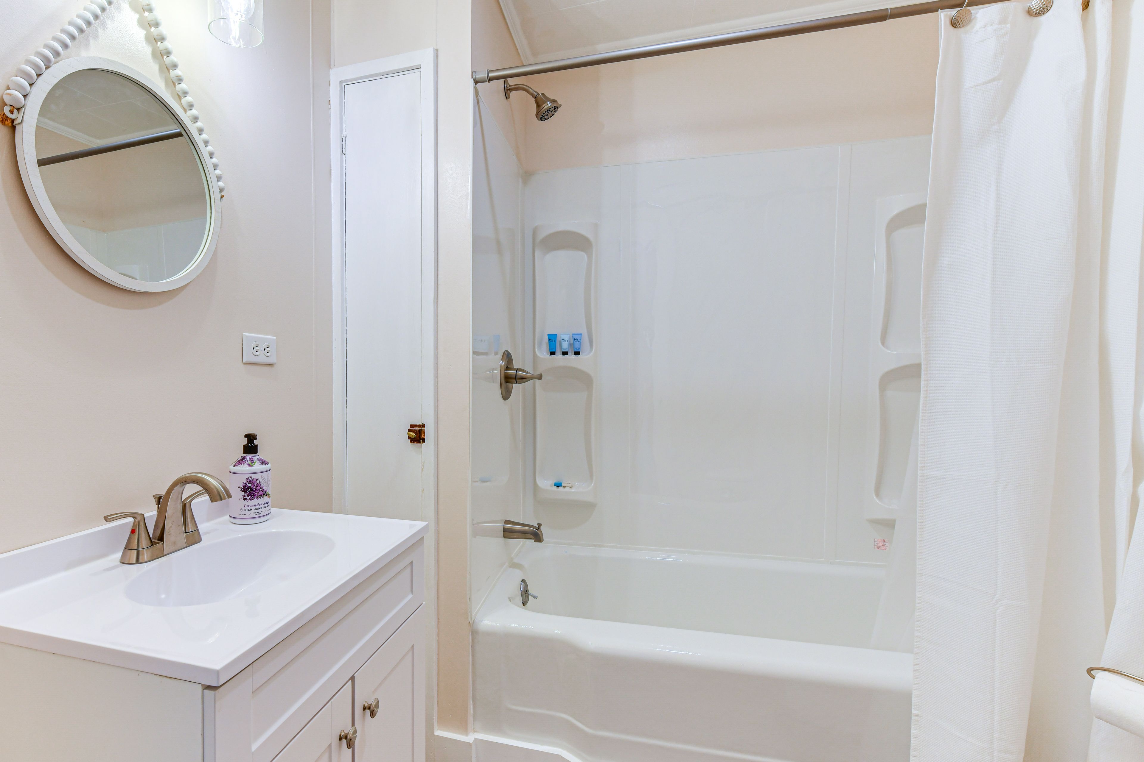 Full Bathroom | Complimentary Toiletries | 1st Floor