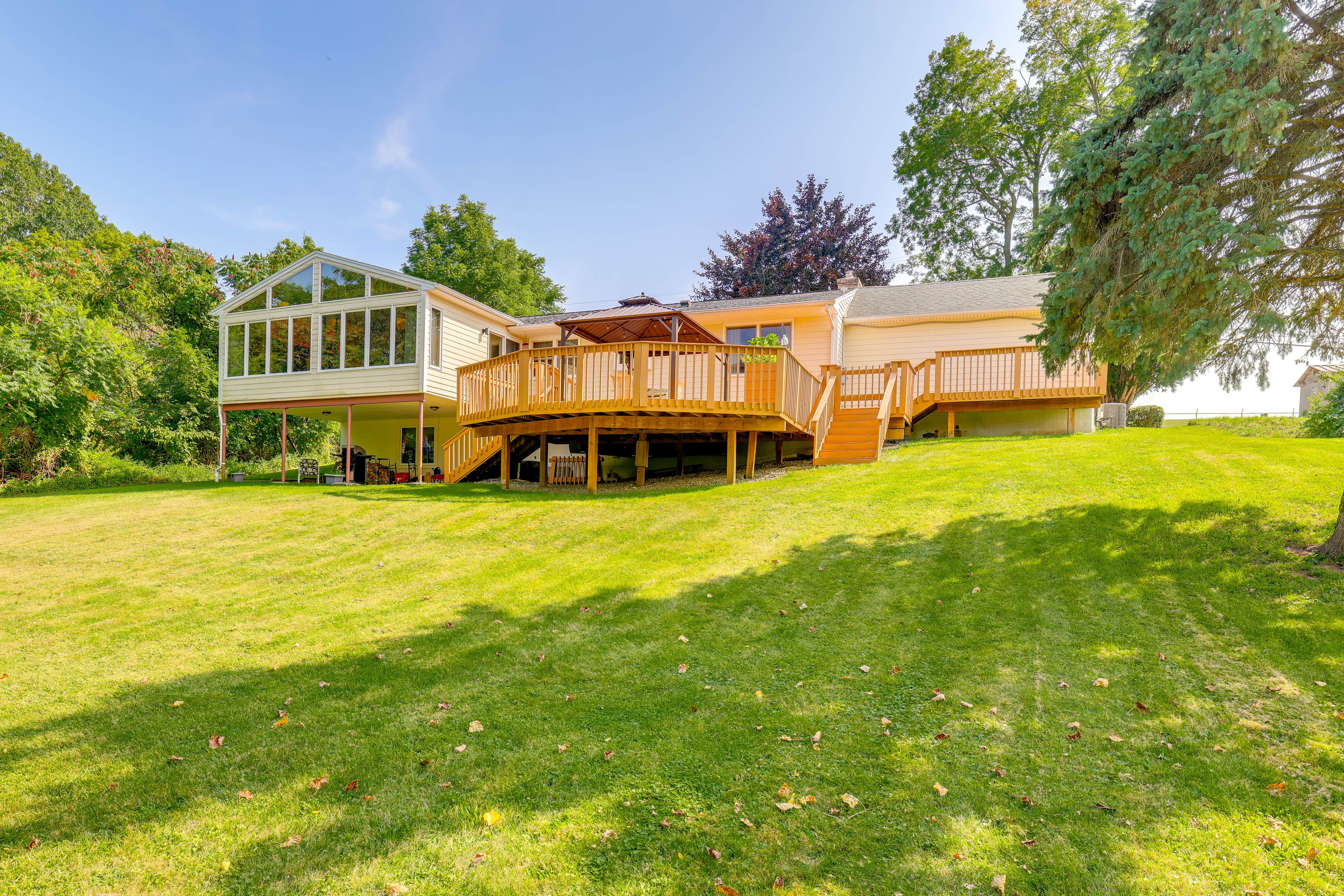 Rush Vacation Rental | 3BR | 3BA | 2 Steps to Enter | 1,850 Sq Ft