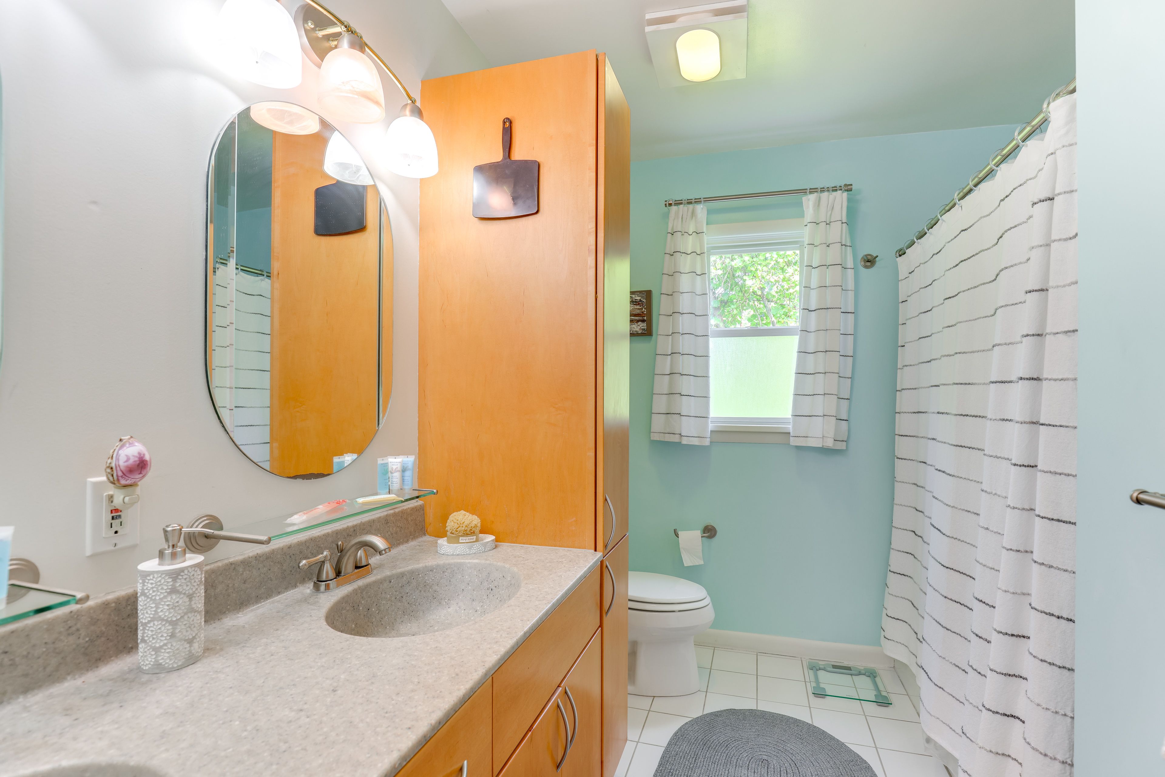 Full Bathroom | Main Level | Complimentary Toiletries