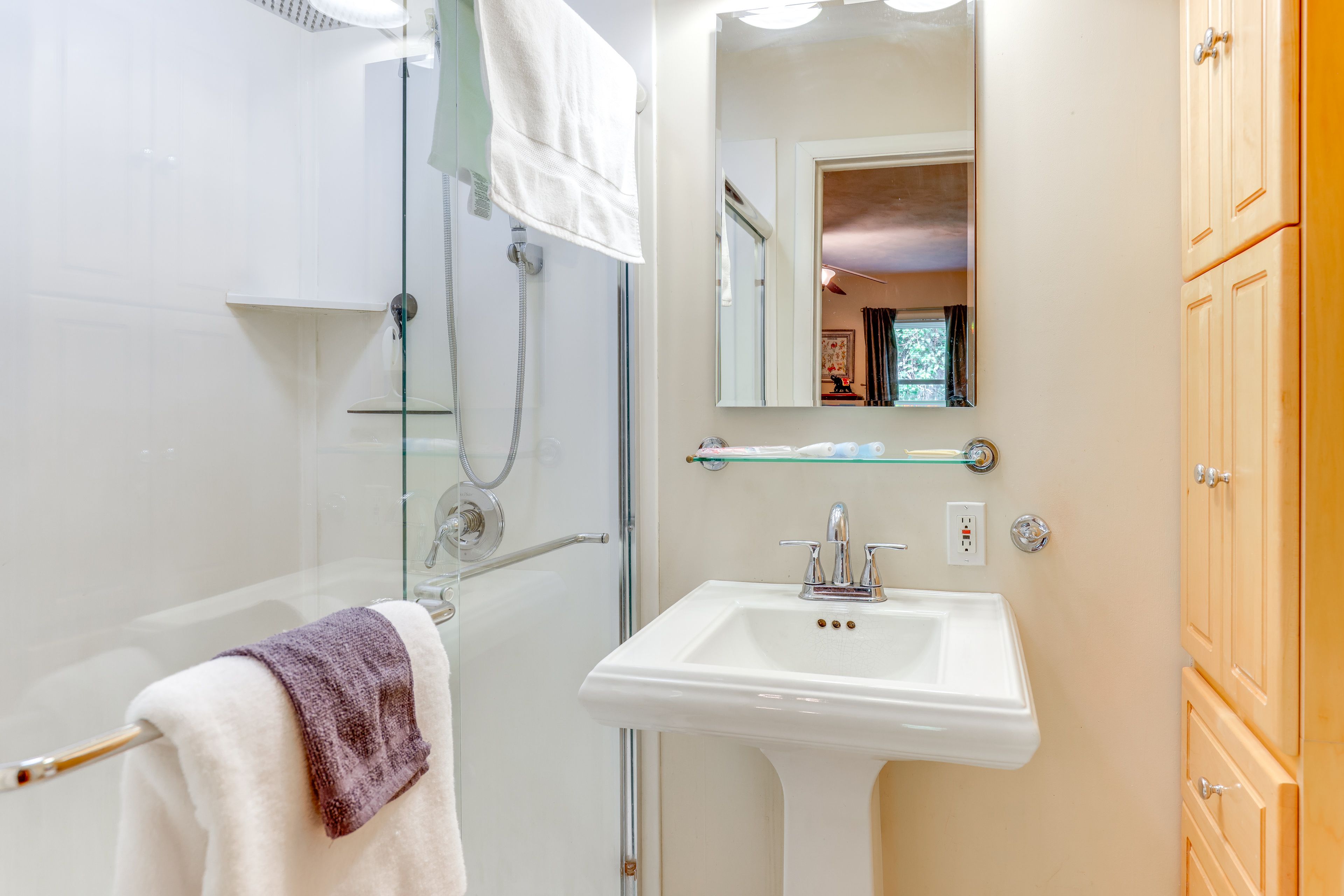 Full Bathroom | Main Level | Towels Provided