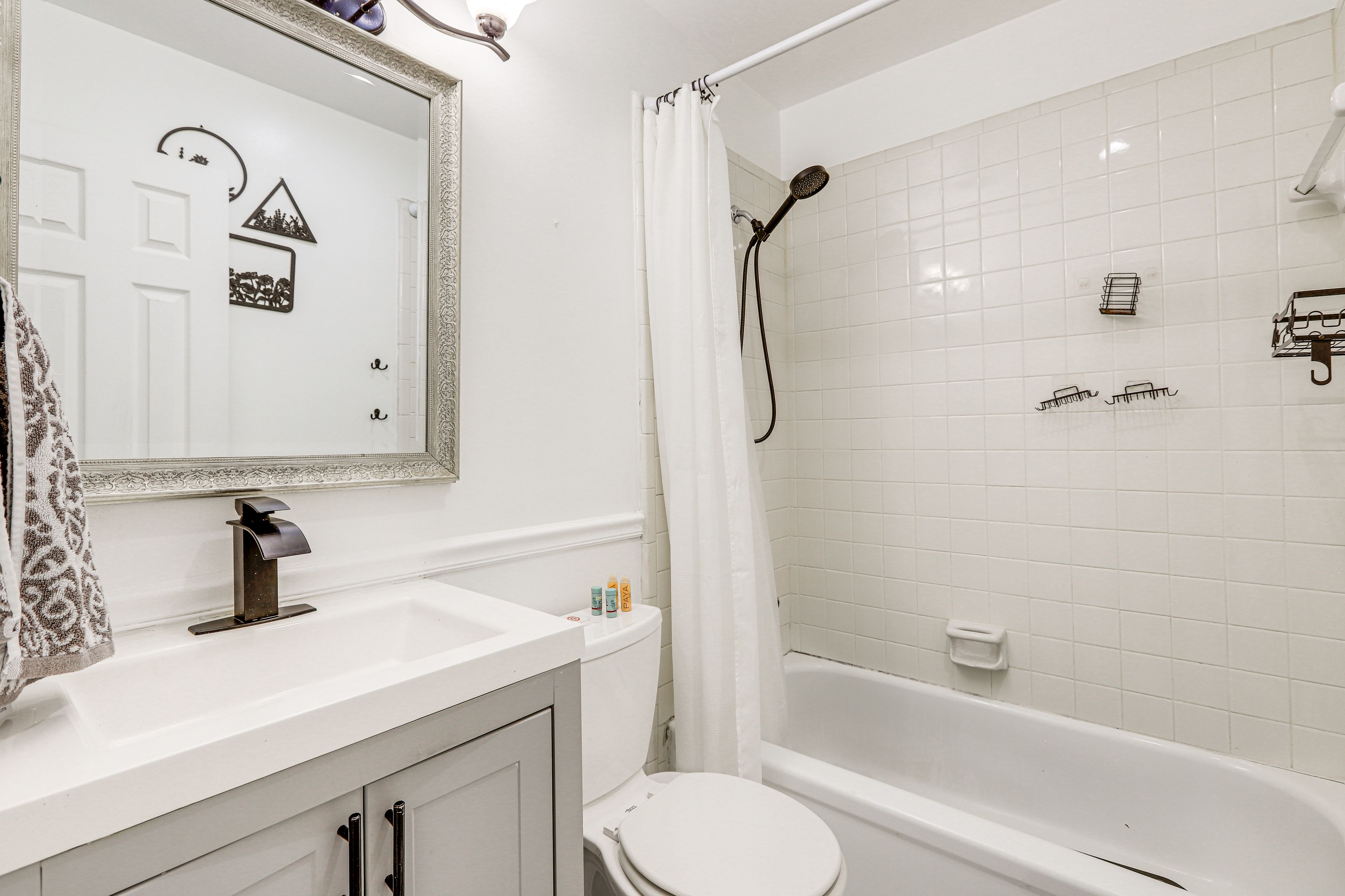 Full Bathroom | 2nd Floor | Complimentary Toiletries