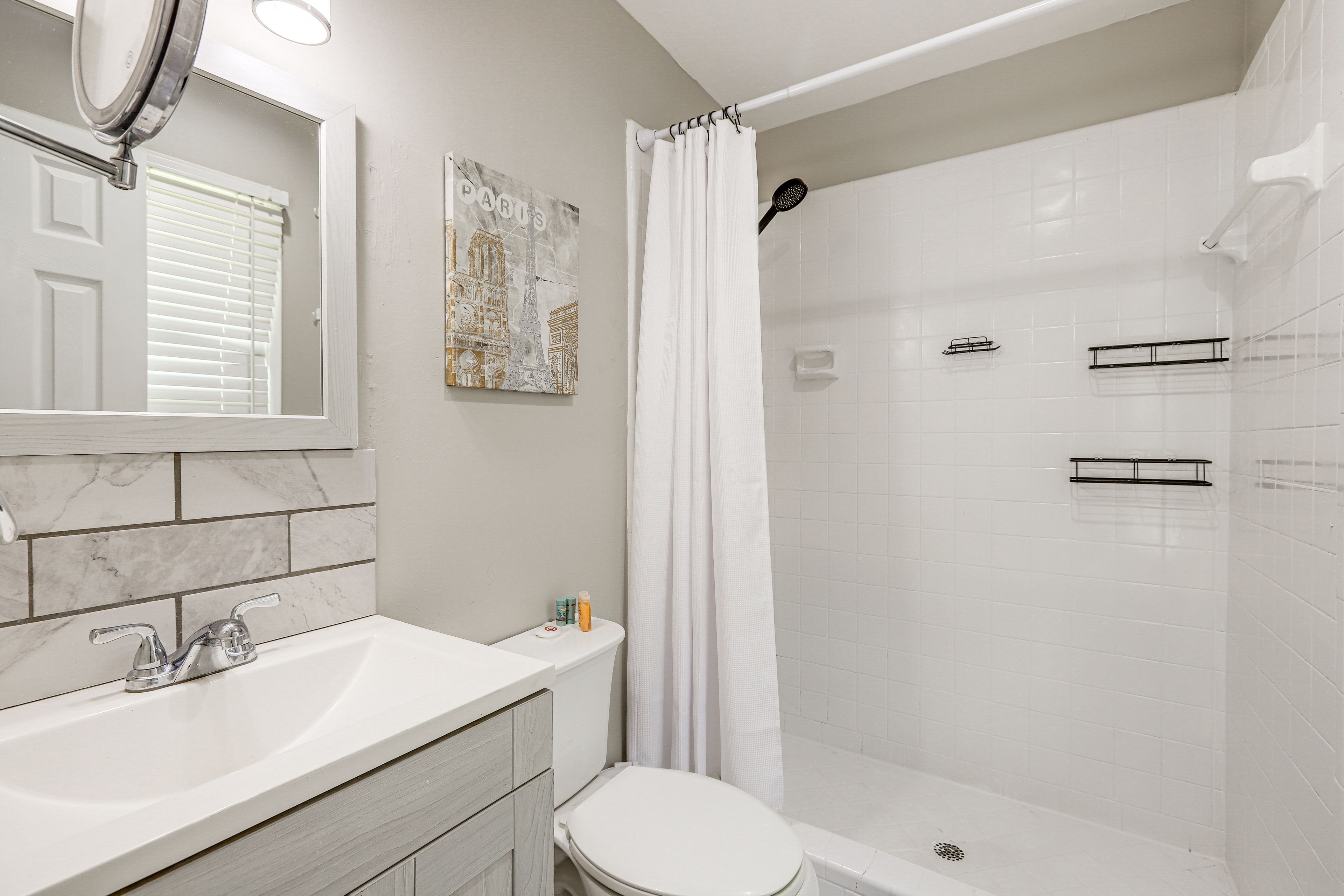 Full Bathroom | 2nd Floor | Towels Provided