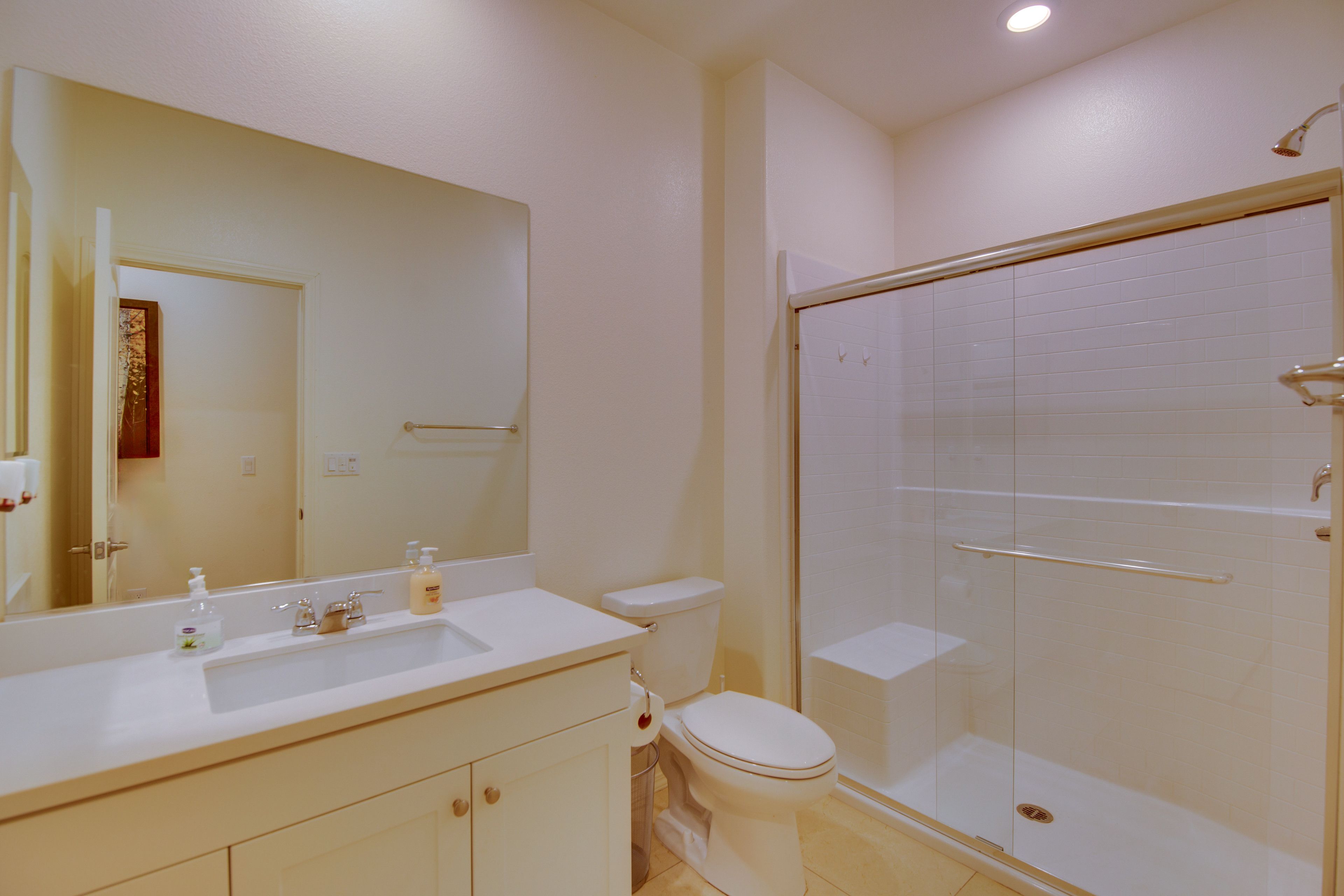 Full Bathroom | Towels Provided