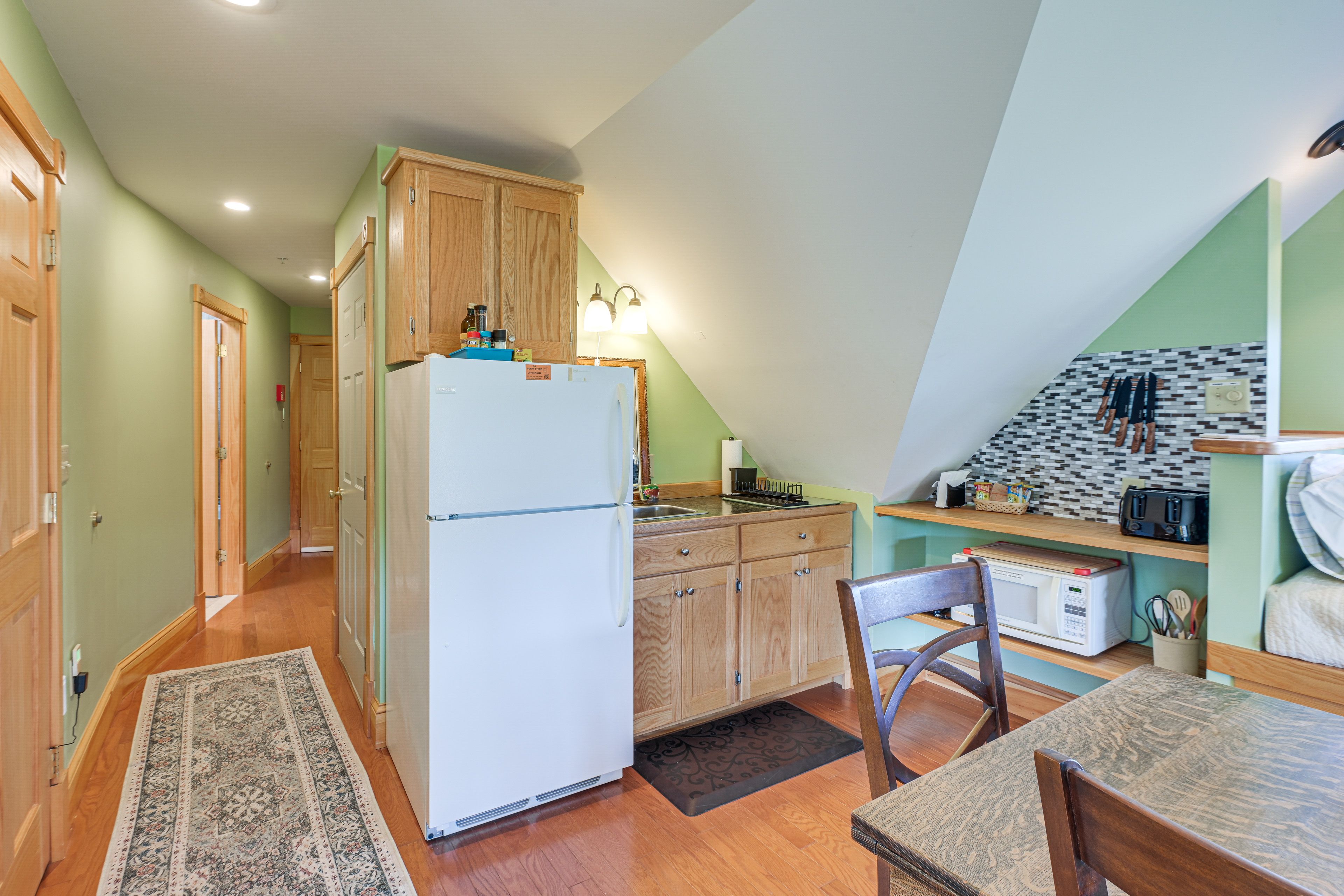 Kitchenette | Microwave | Toaster | Hot Plate