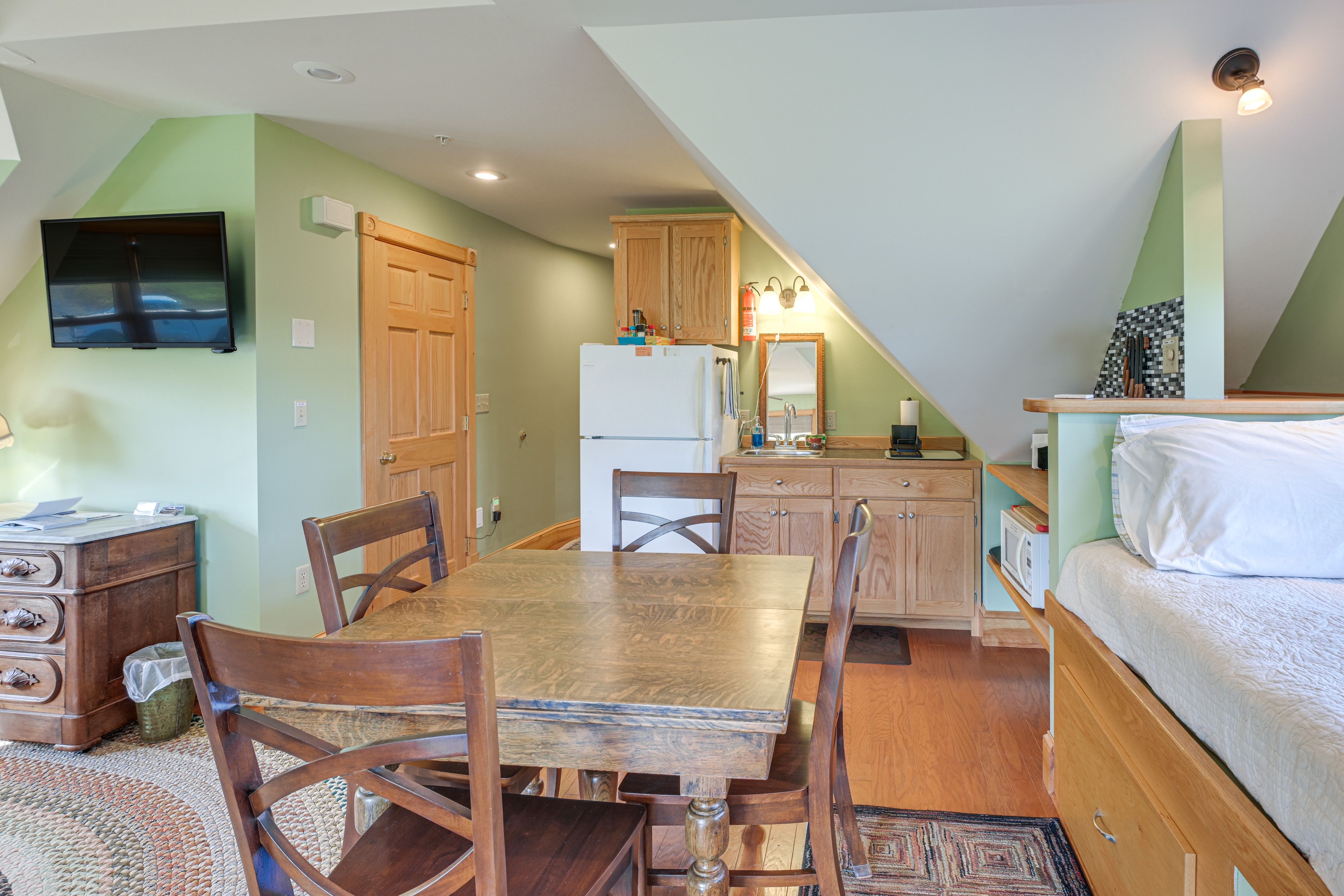 Dining Area | Dishes & Flatware Provided